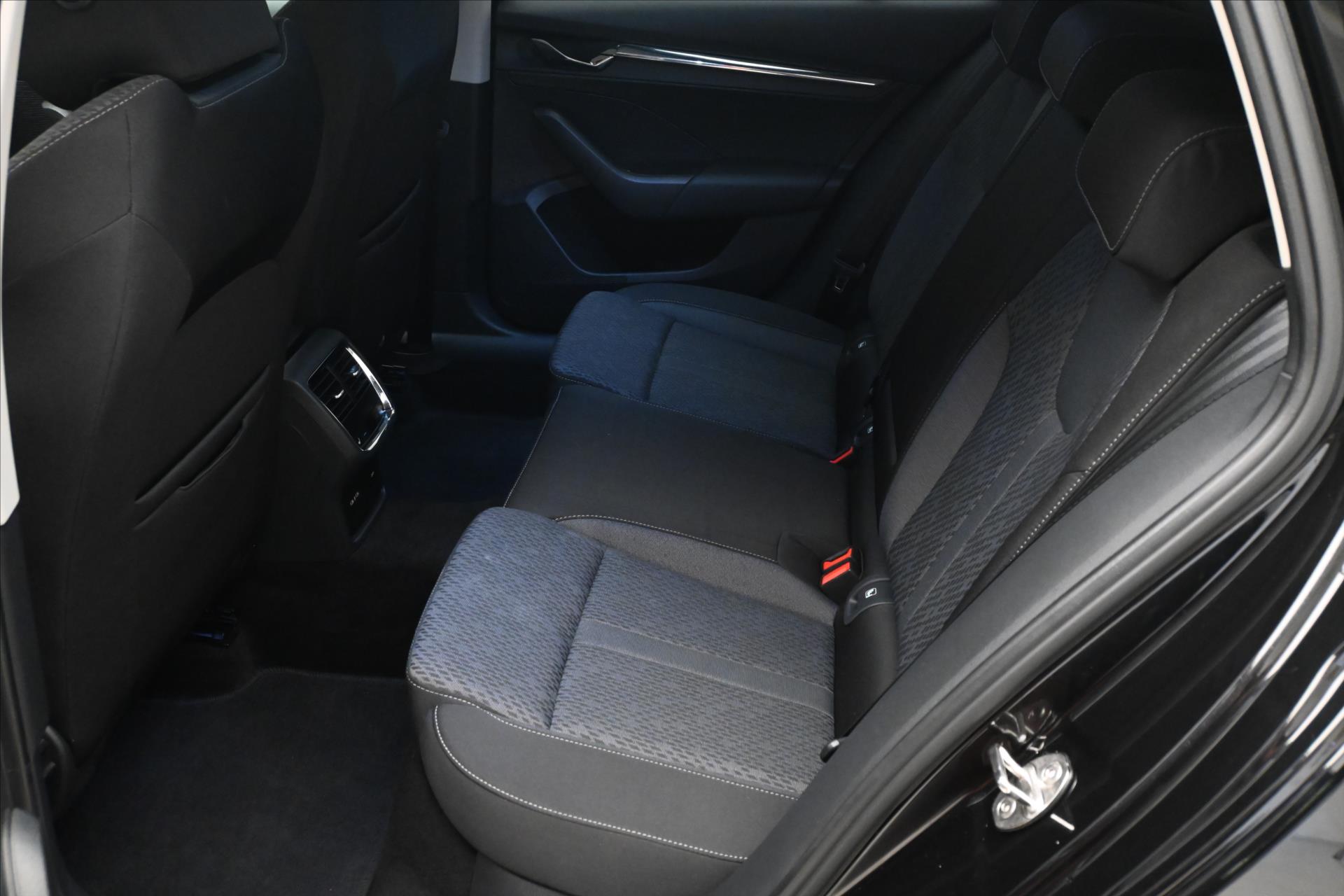 Hlavní fotografie vozu Škoda Octavia 2,0 TDI 110kW DSG Style Záruka až 5 let (14)