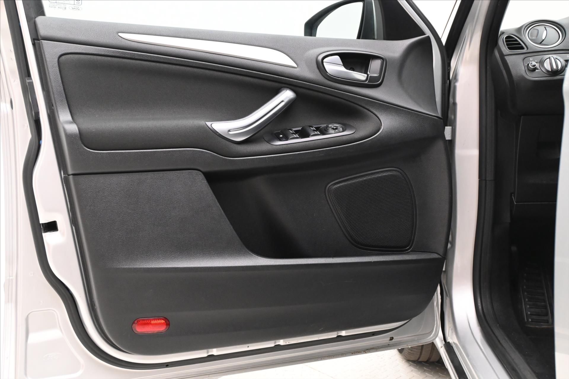 Hlavní fotografie vozu Ford S-MAX 2,0 TDCi 103kW NAVI Výhřev sedaček (23)