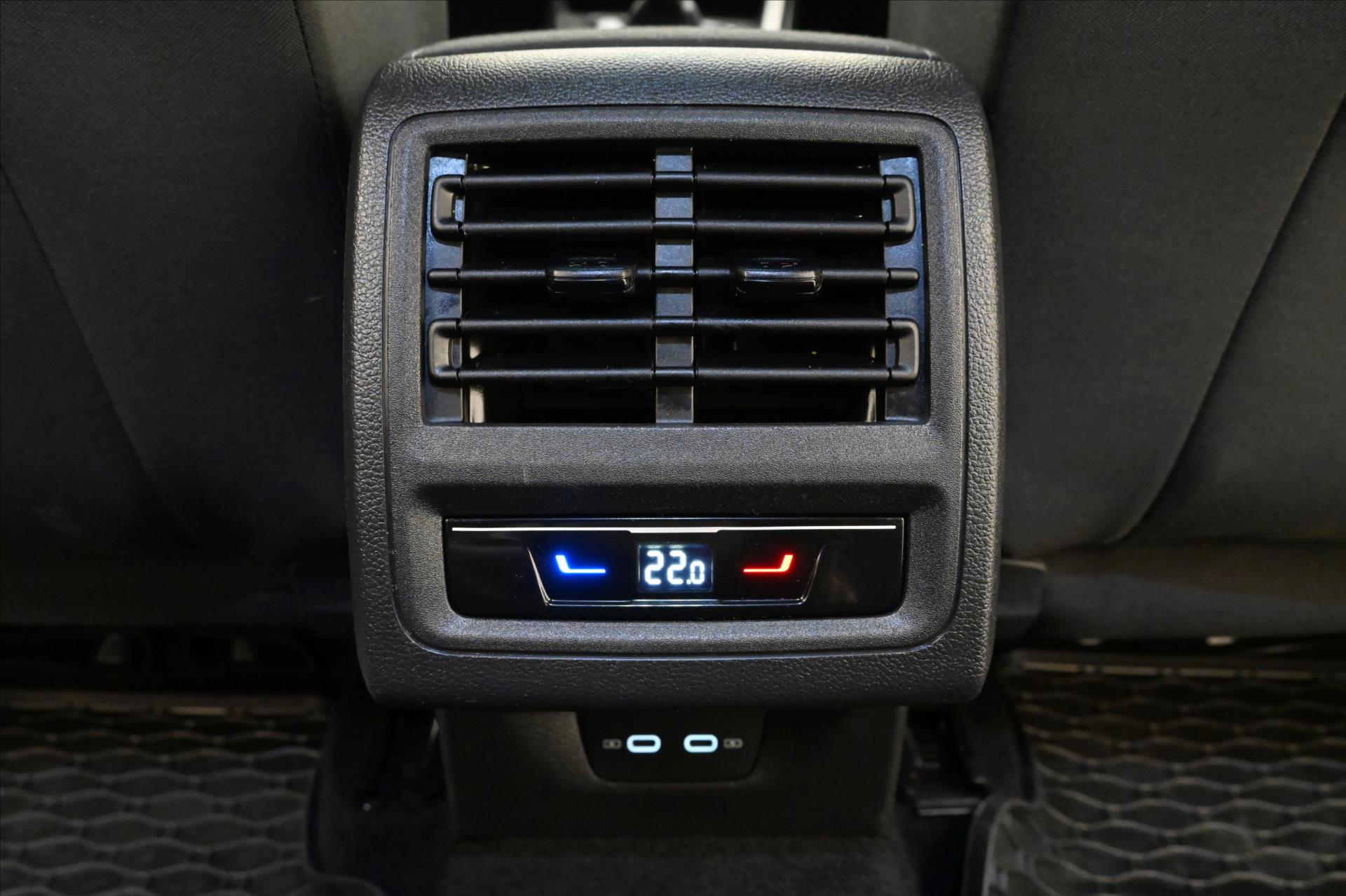 Hlavní fotografie vozu Volkswagen Golf 1,0 TSI 81kW Life Záruka až 5 let (21)