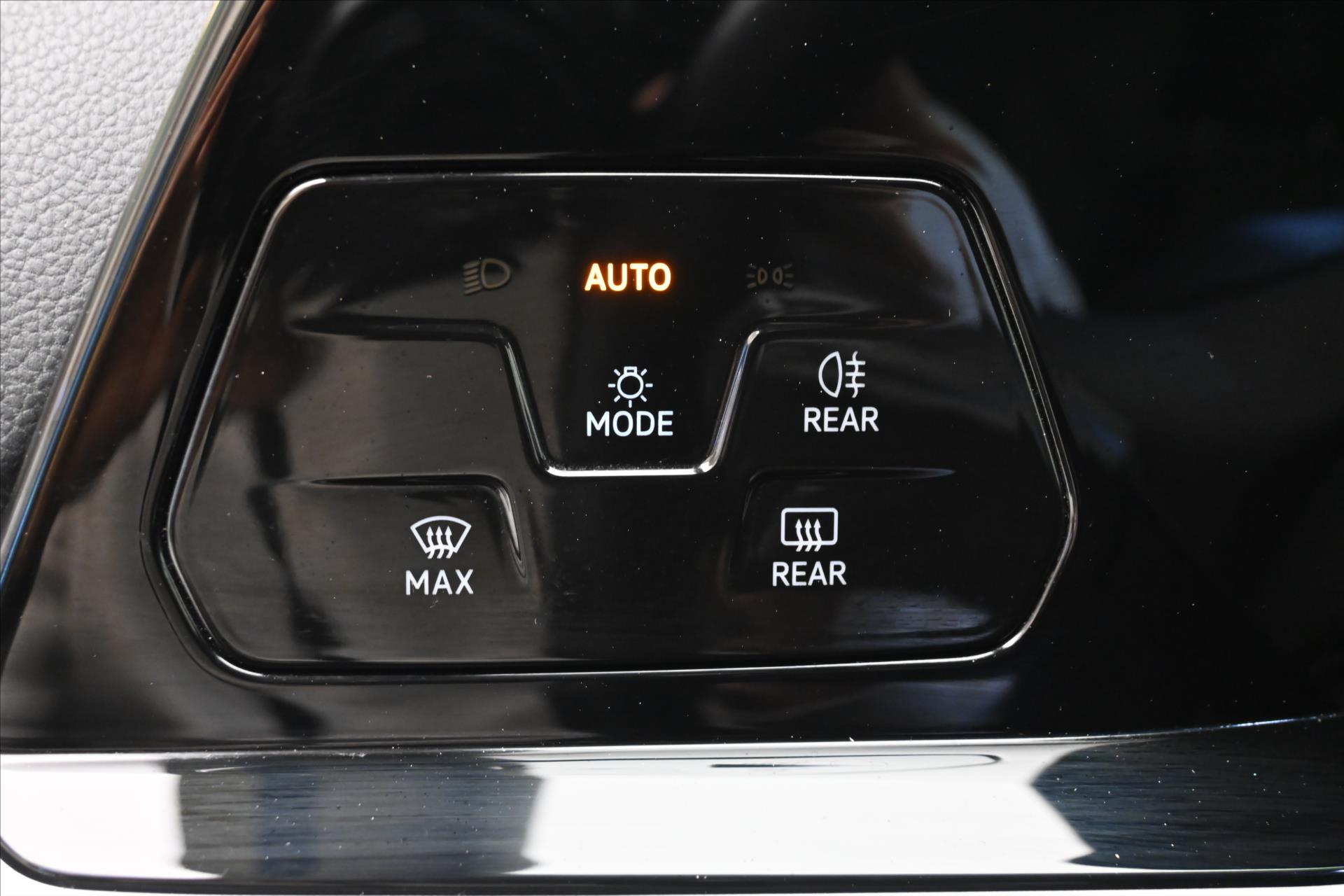 Hlavní fotografie vozu Volkswagen Golf 1,0 TSI 81kW Life Záruka až 5 let (26)