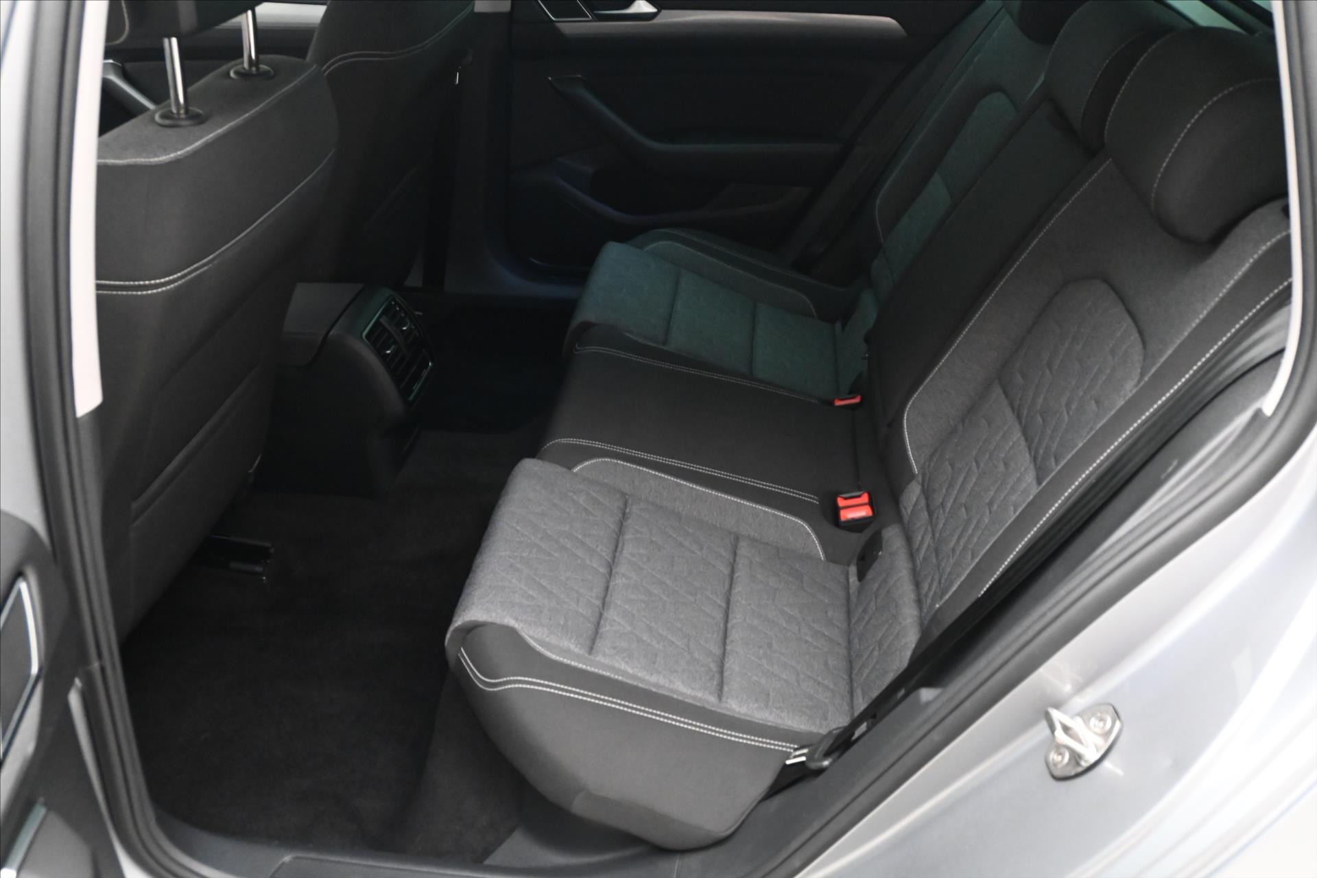 Hlavní fotografie vozu Volkswagen Passat 2,0 TDI 110kW DSG Business Záruka až 5 let (14)