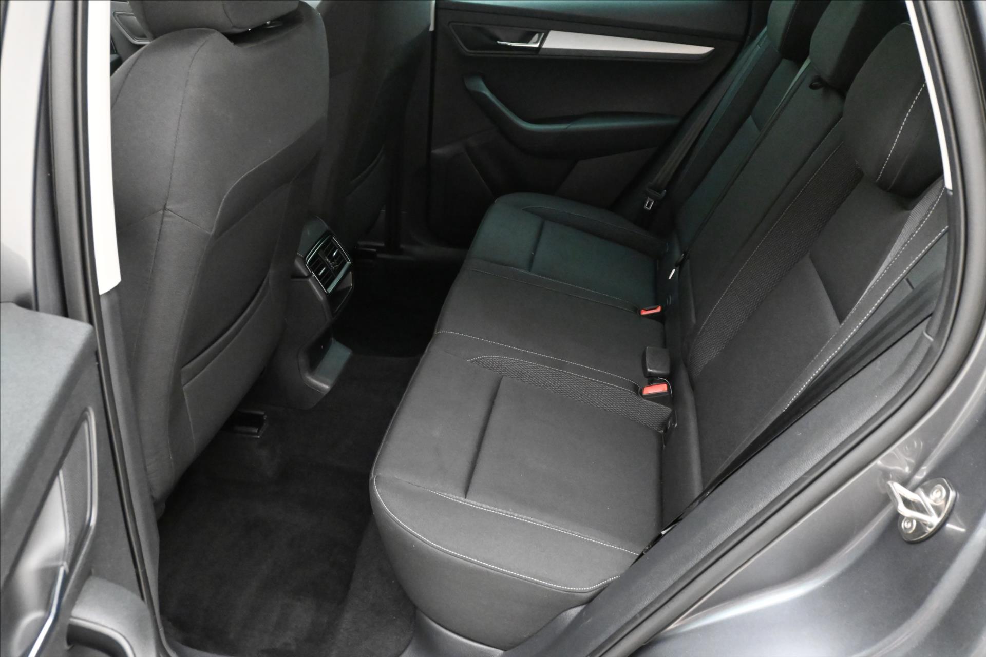 Hlavní fotografie vozu Škoda Karoq 2,0 TDI 85kW DSG EL.KUFR NAVI Záruka až 5 let (15)