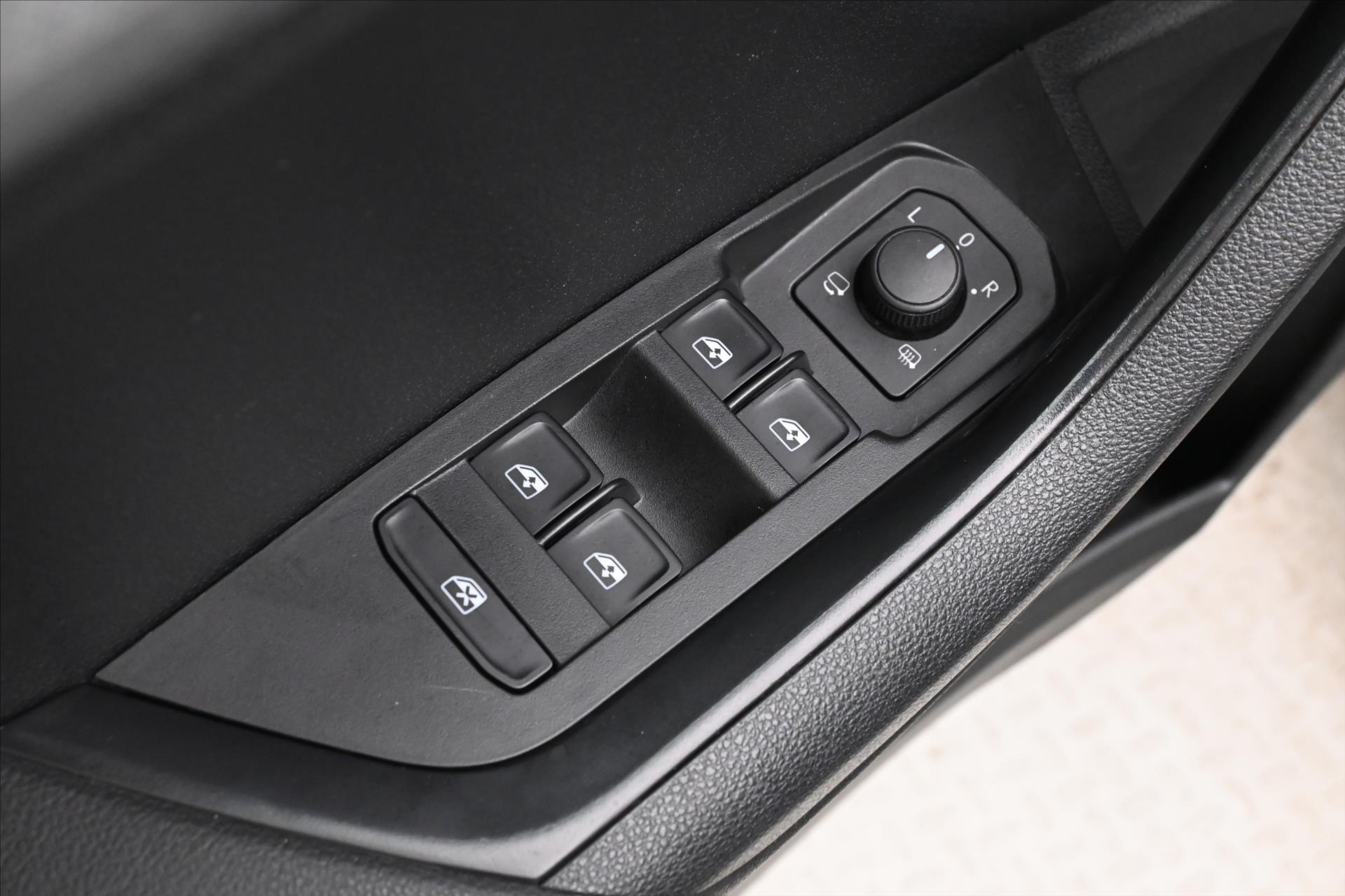 Hlavní fotografie vozu Škoda Karoq 2,0 TDI 85kW DSG EL.KUFR NAVI Záruka až 5 let (26)