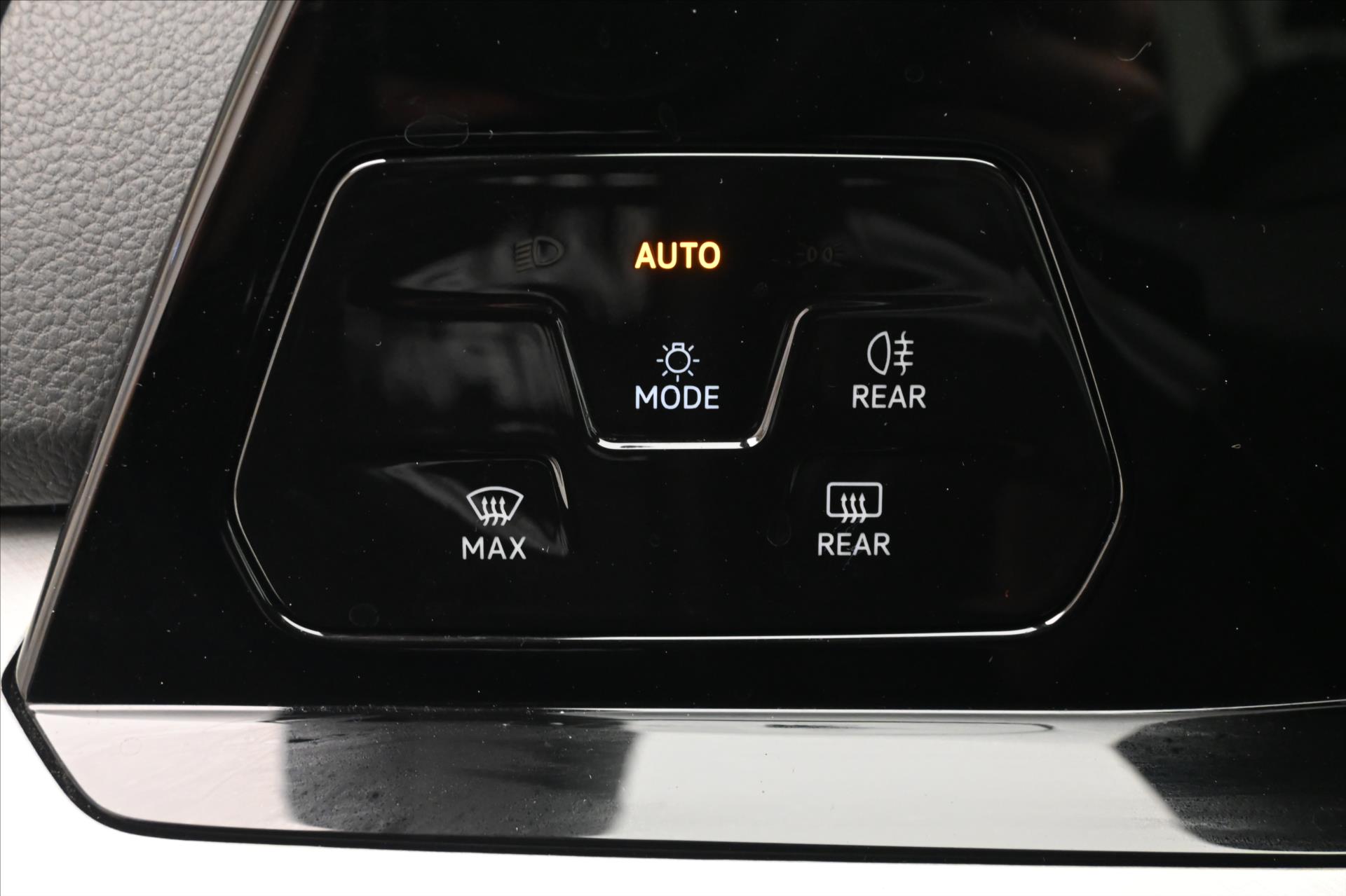 Hlavní fotografie vozu Volkswagen Golf 2,0 TDI 110 kW DSG Life Záruka až 5 let (26)