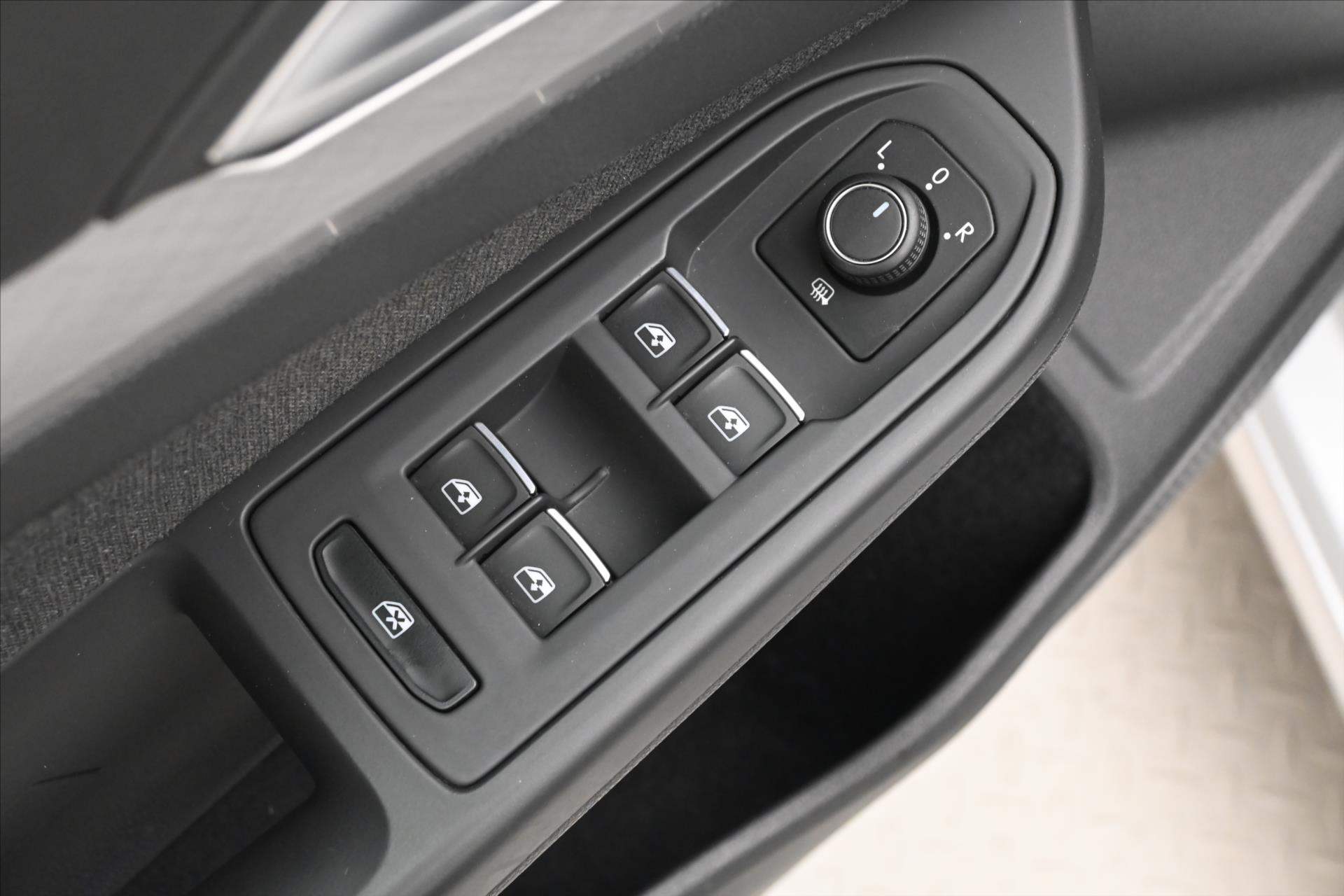 Hlavní fotografie vozu Volkswagen Golf 2,0 TDI 110kW Life LED Záruka až 5 let (26)