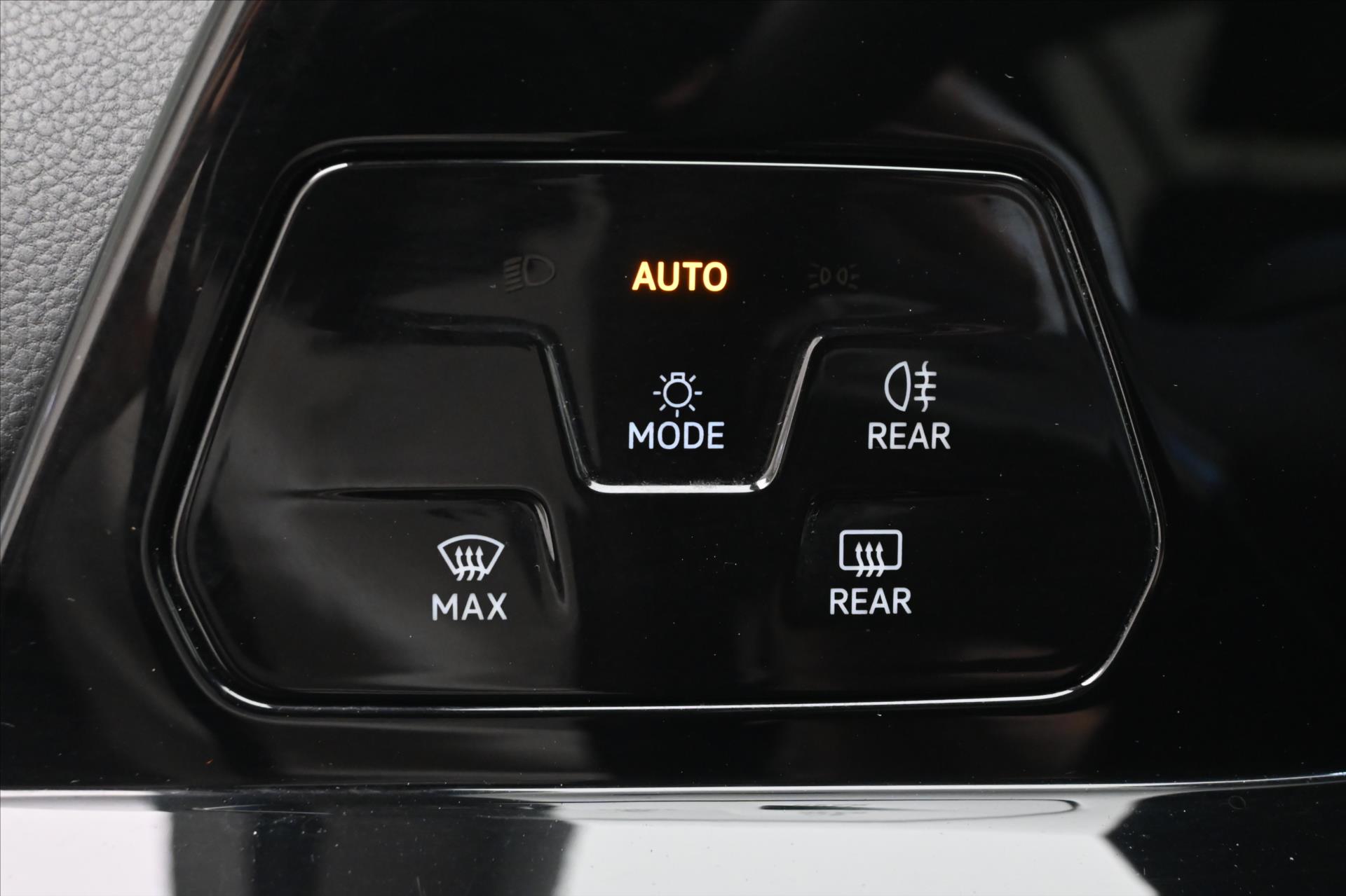 Hlavní fotografie vozu Volkswagen Golf 2,0 TDI 110kW Life LED Záruka až 5 let (27)