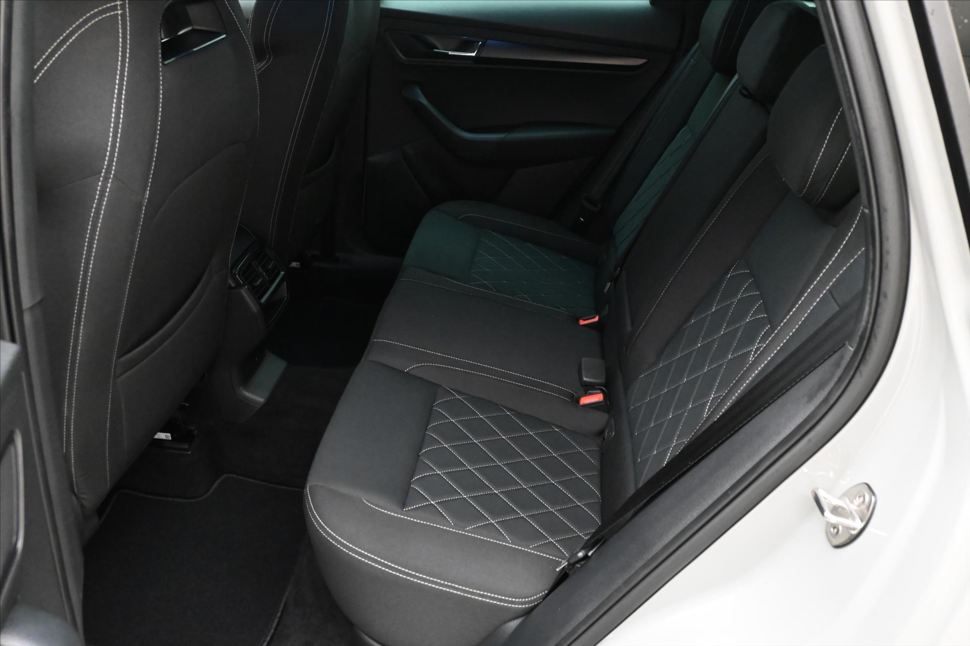 Main photo of the car Skoda Karoq 1.5 TSI 110kW Sportline Business Warranty up to 5 years (14)