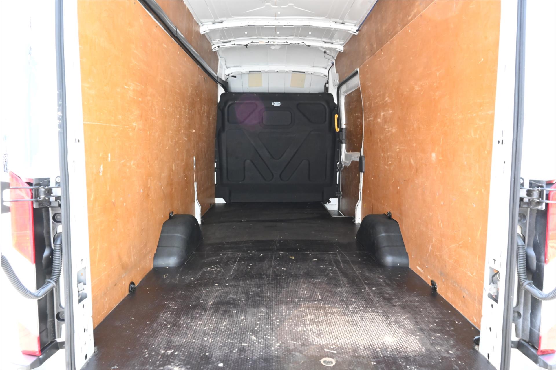 Hlavní fotografie vozu Ford Transit 2,0 TDCI 96kW L4H3 Trend Záruka až 5 let (10)