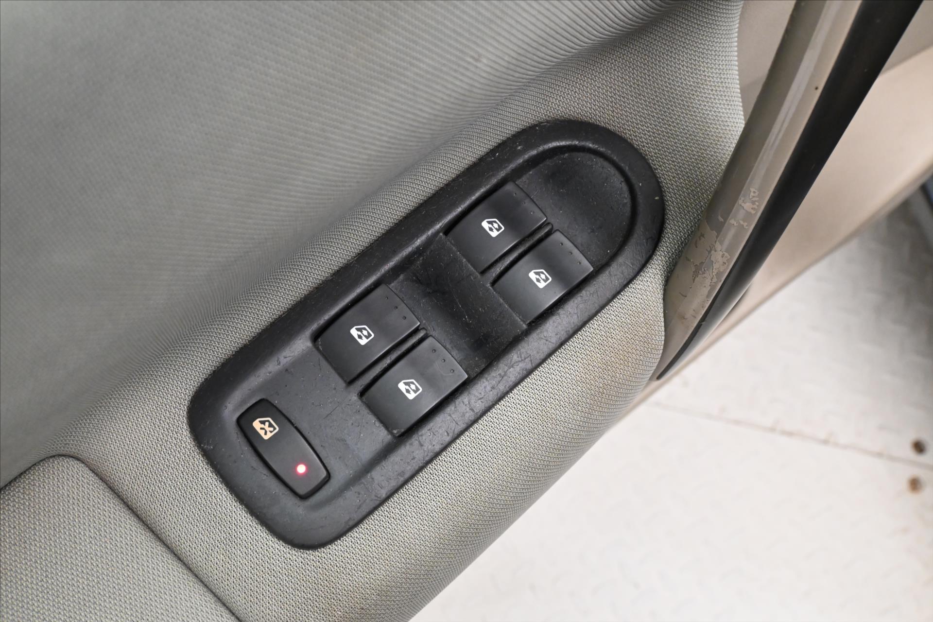 Hlavní fotografie vozu Renault Scénic 1,5 dCi 78 KW  Grand (23)