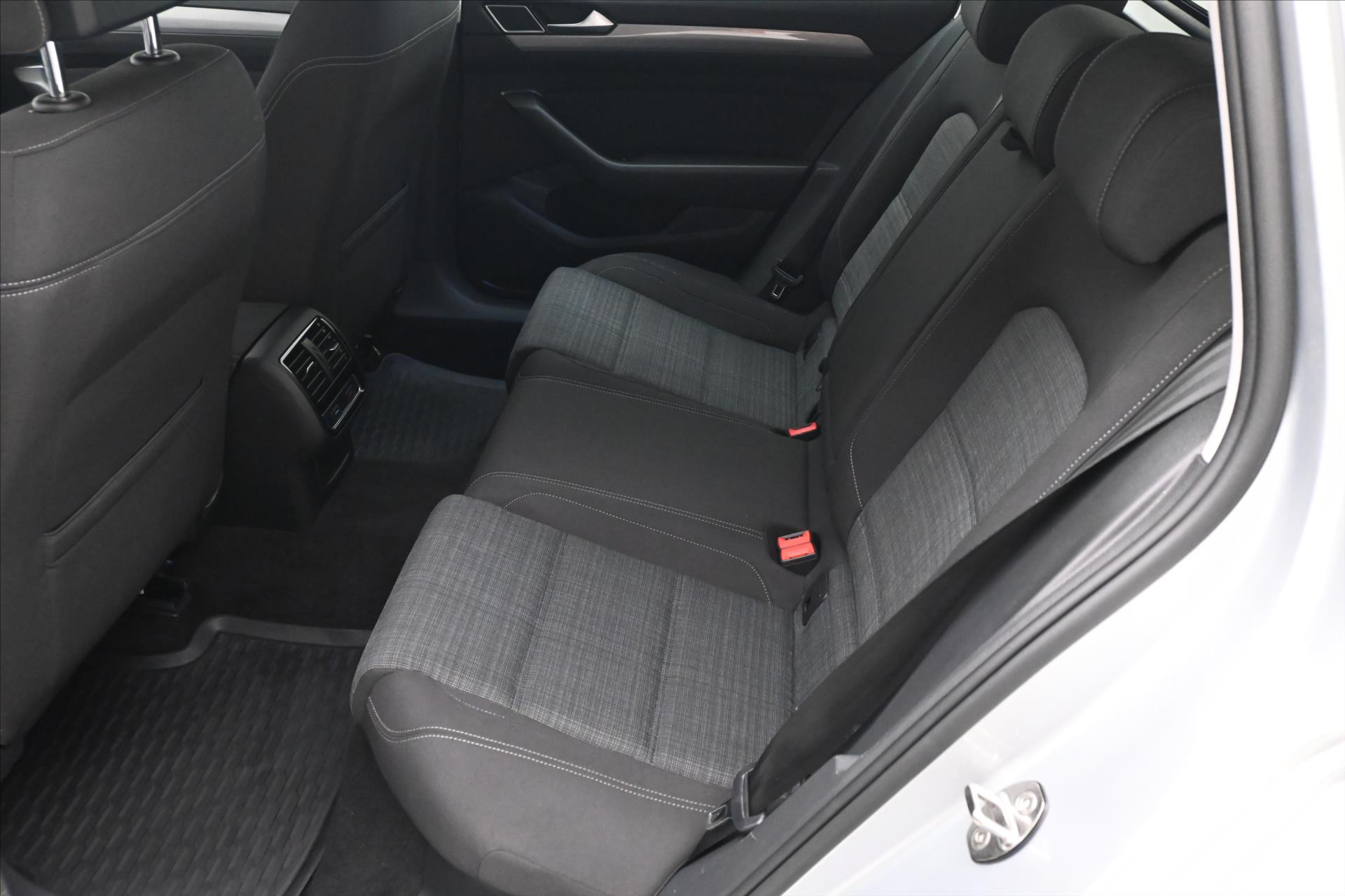 Hlavní fotografie vozu Volkswagen Passat 2,0 TDI 110kW Business Záruka až 5 let (14)