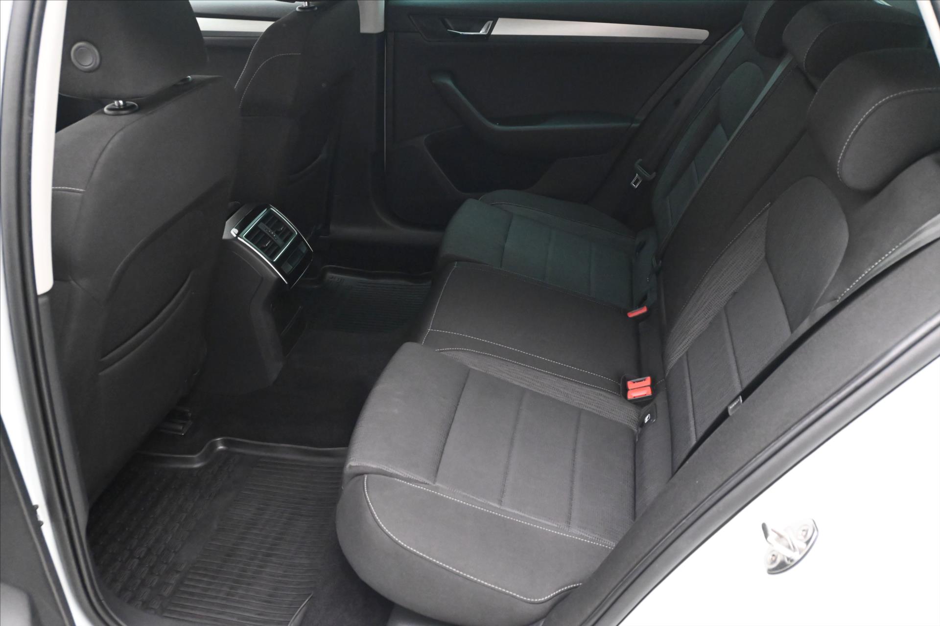 Hlavní fotografie vozu Škoda Superb 1,6 TDI 88 kW NAVI Ambition Záruka až 5 let (14)