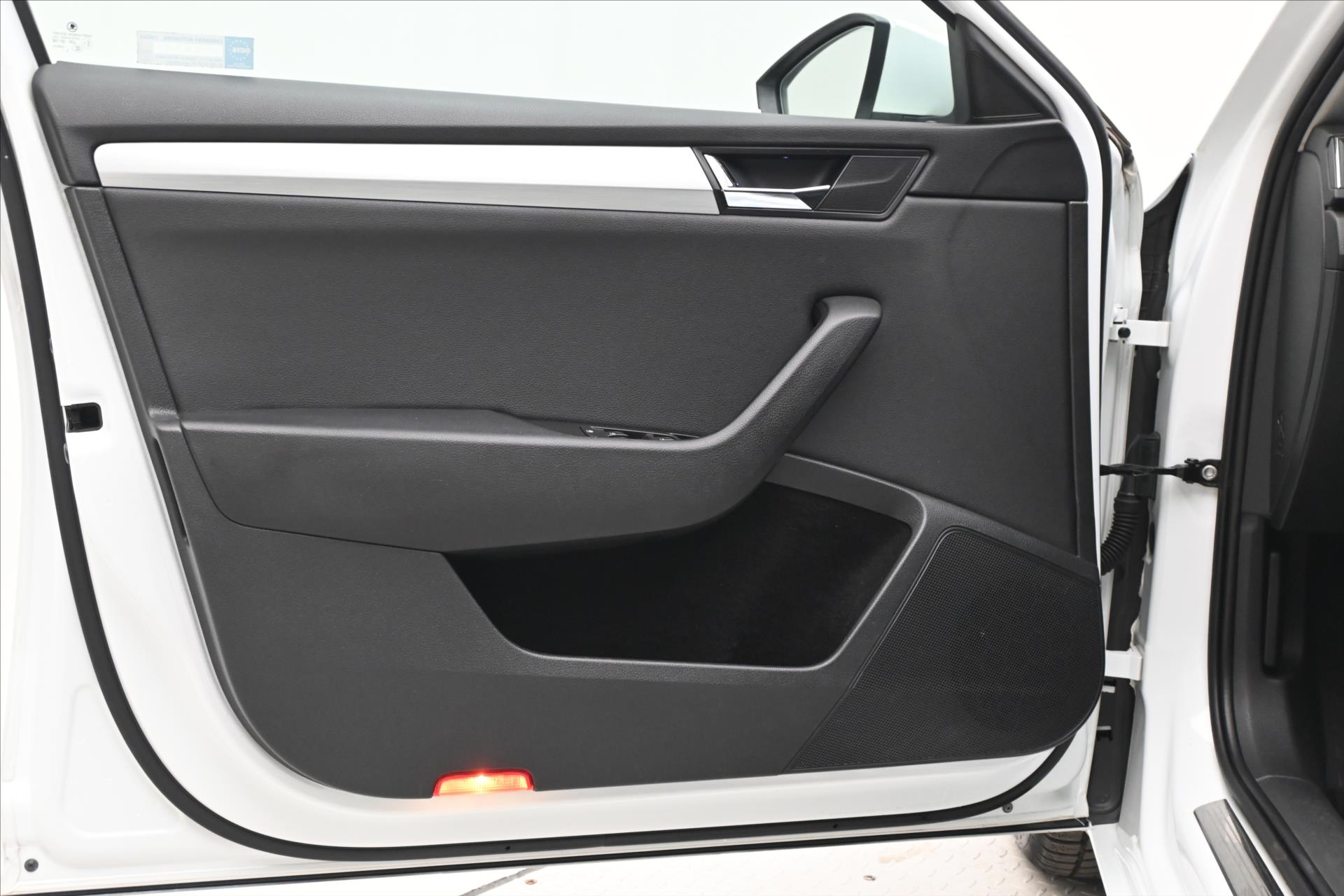 Hlavní fotografie vozu Škoda Superb 1,6 TDI 88 kW NAVI Ambition Záruka až 5 let (23)