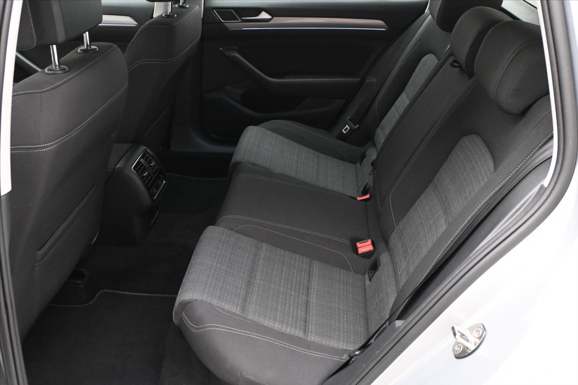 Hlavní fotografie vozu Volkswagen Passat 2,0 TDI 110 kW DSG Business Záruka až 5 let (14)