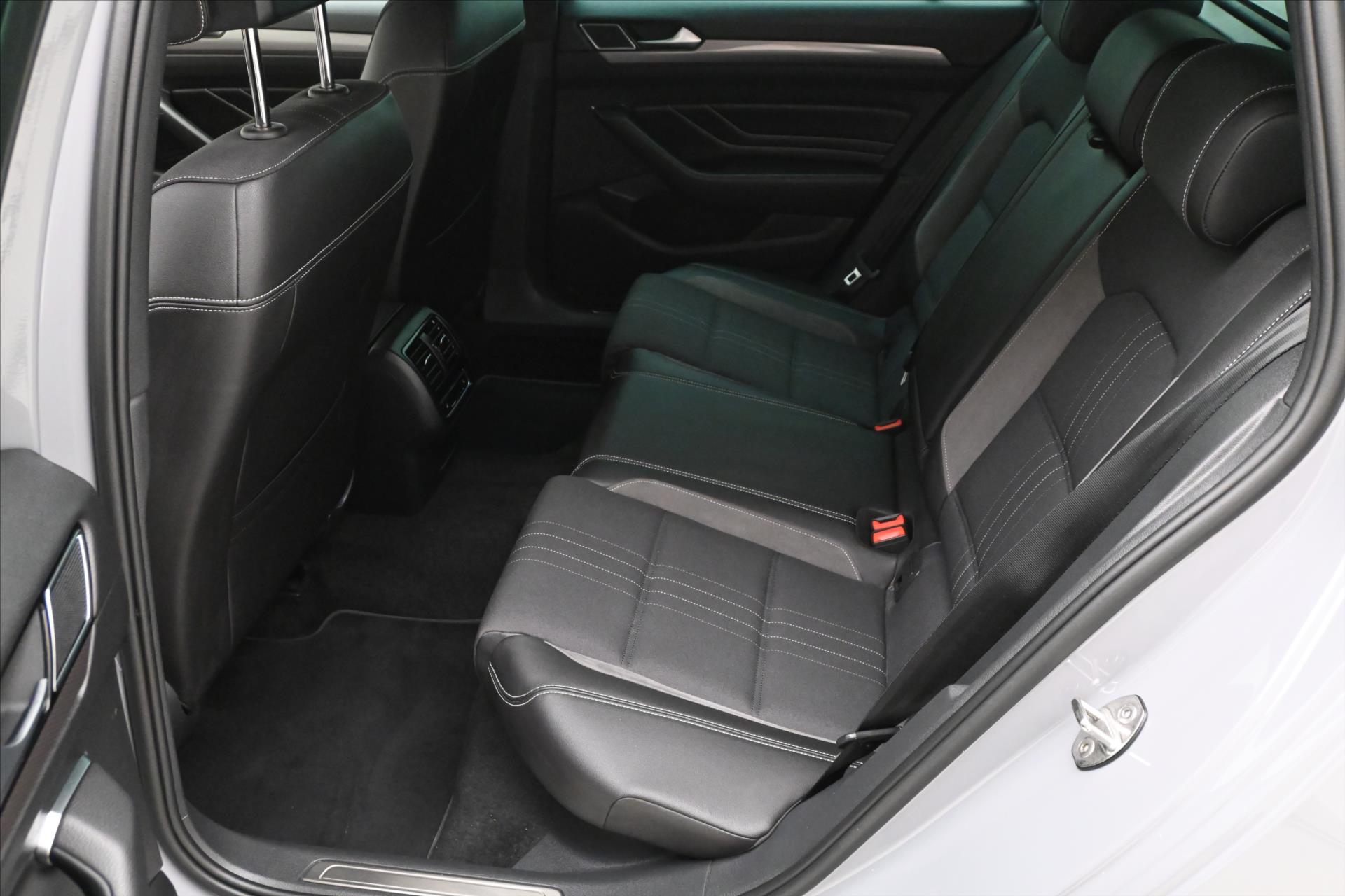 Main photo of the car Volkswagen Passat 2.0 TDI 147kW 4x4 DSG Warranty up to 5 years (15)