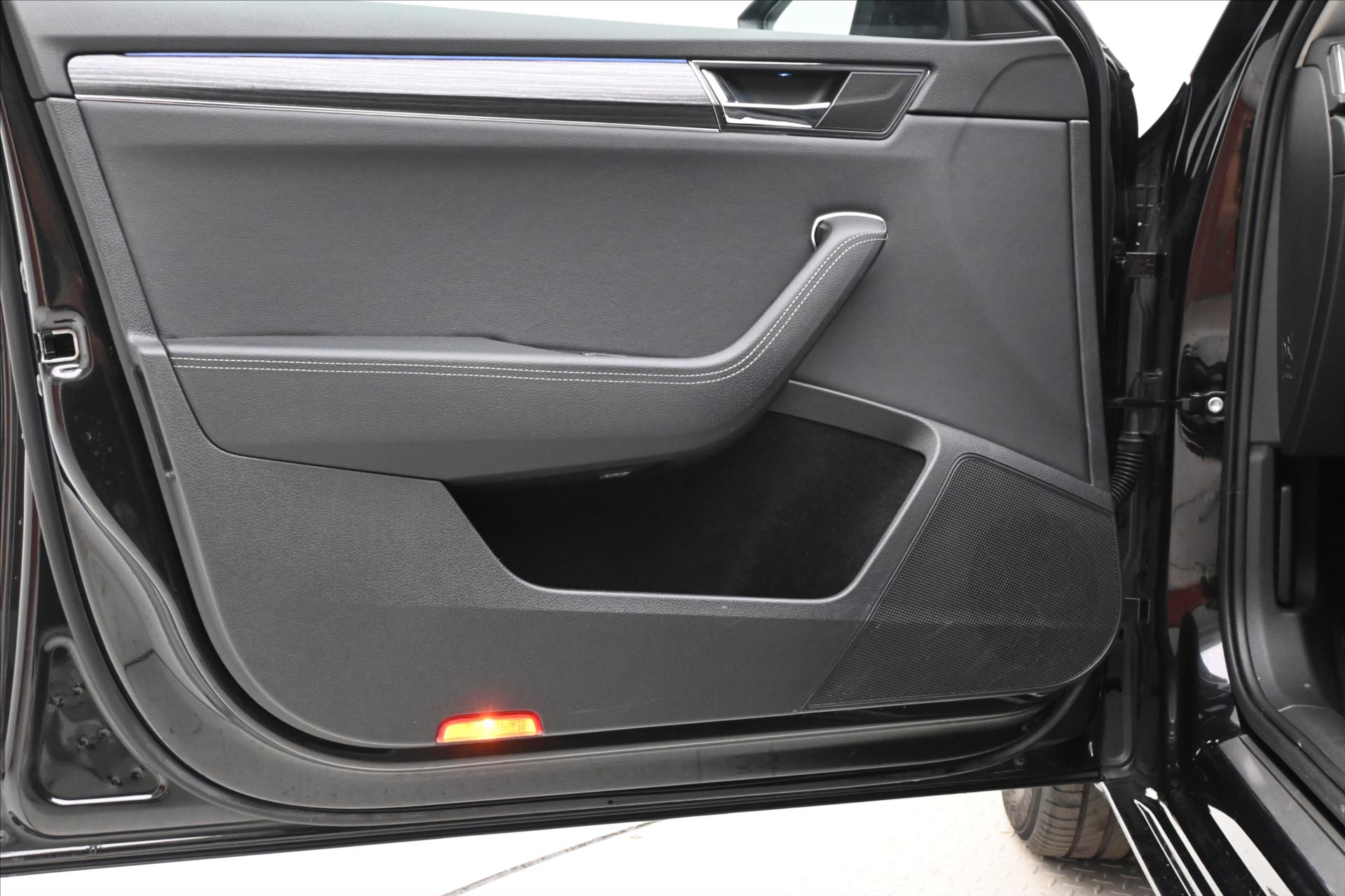 Main photo of the car Skoda Superb 2.0 TDI 110 kW DSG Style Warranty up to 5 years (25)