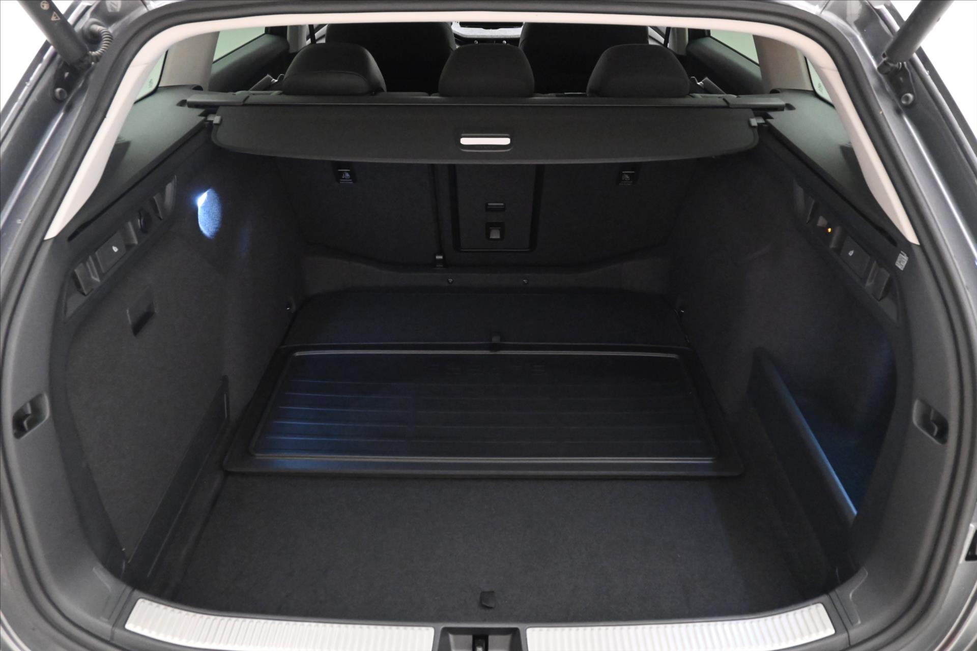Hlavní fotografie vozu Škoda Superb 1,5 TSI 110kW DSG Selection Záruka až 5 let (10)