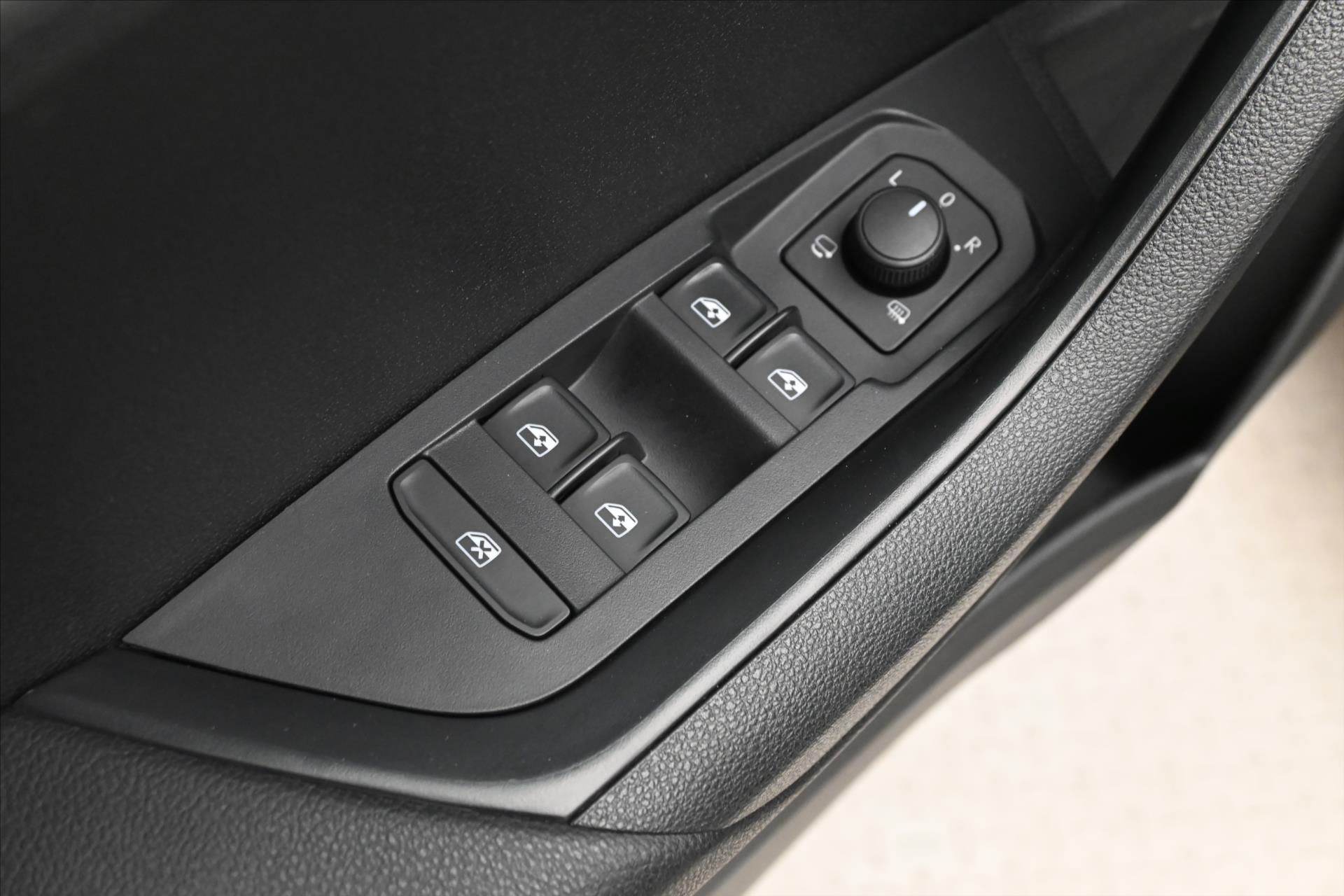 Hlavní fotografie vozu Škoda Karoq 2,0 TDI 110 kW VIRTUAL Kamera Záruka až 5 let (26)