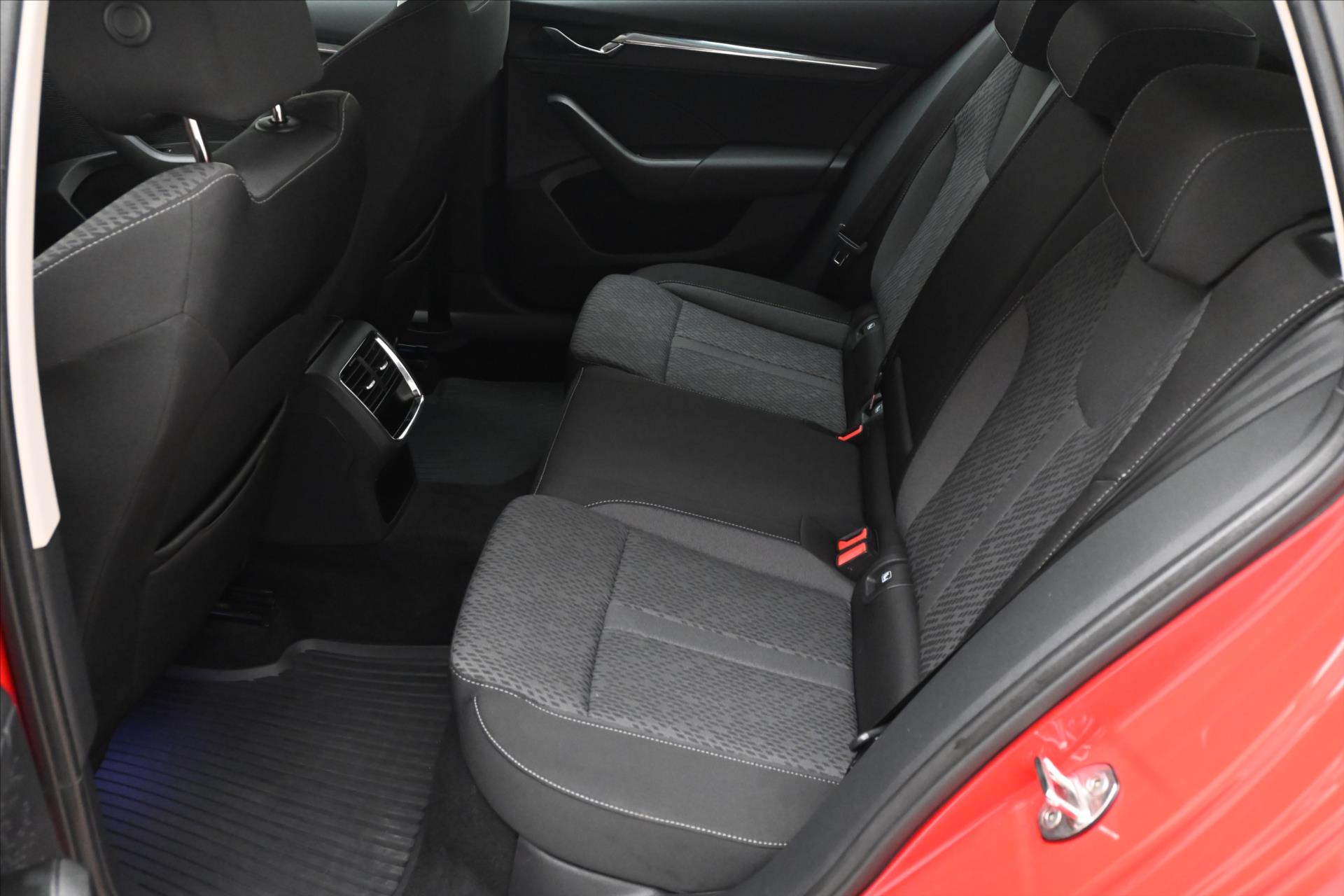 Hlavní fotografie vozu Škoda Octavia 1,4 TSI iV 150kW DSG Style SoH 90% Záruka až 5 let (15)