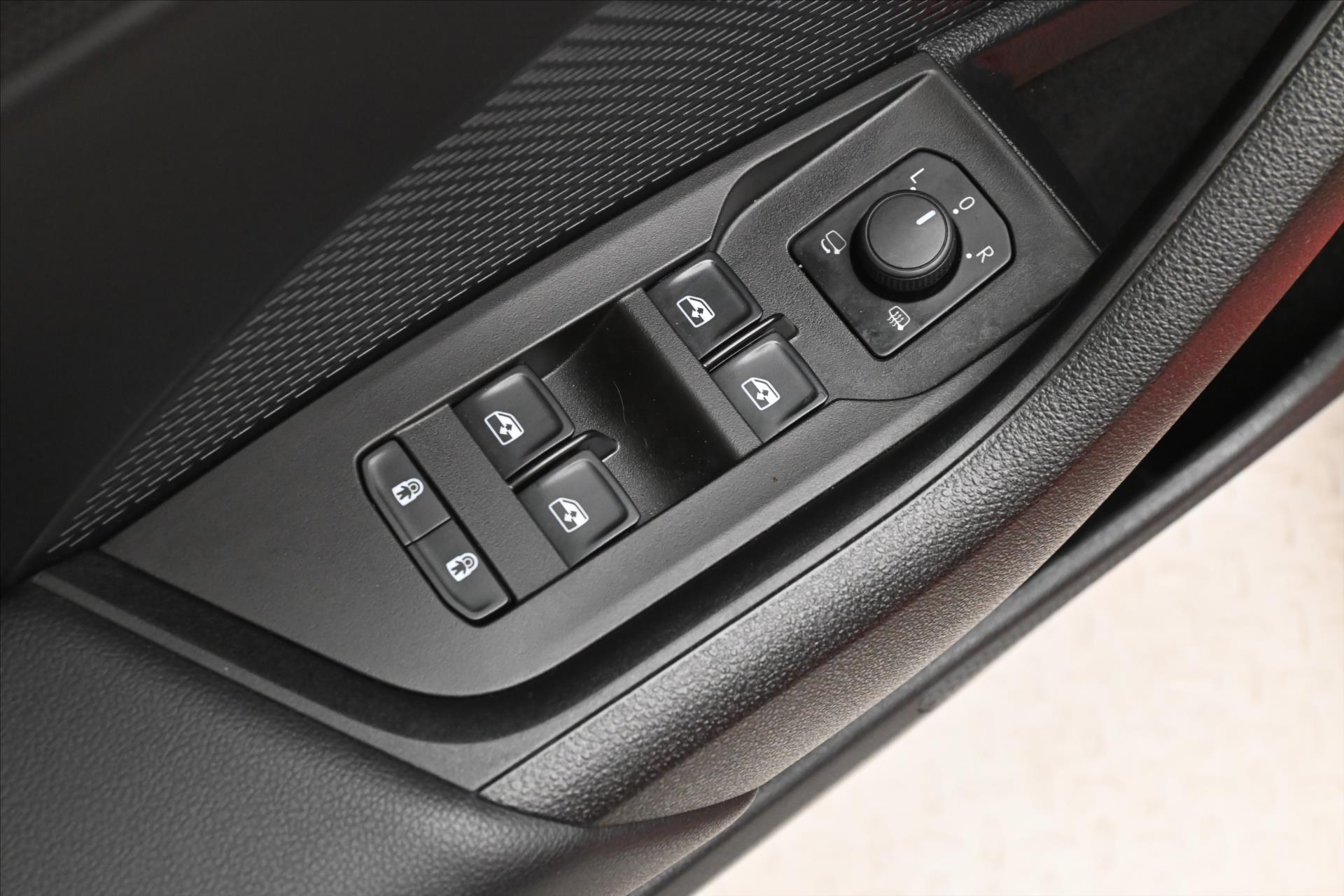Hlavní fotografie vozu Škoda Octavia 1,4 TSI iV 150kW DSG Style SoH 90% Záruka až 5 let (26)
