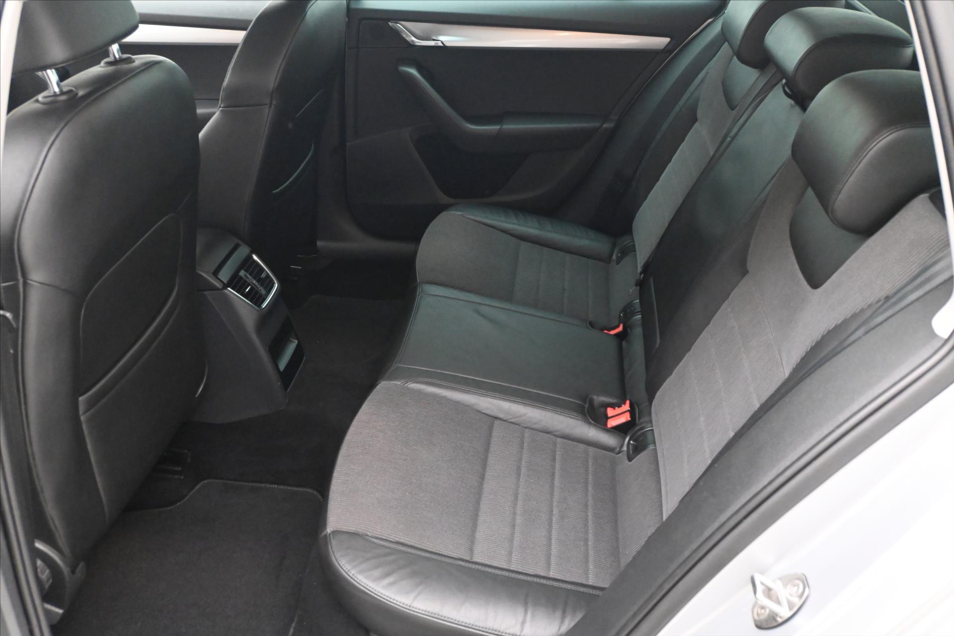 Hlavní fotografie vozu Škoda Octavia 2,0 TDI 110 kW Elegance (14)