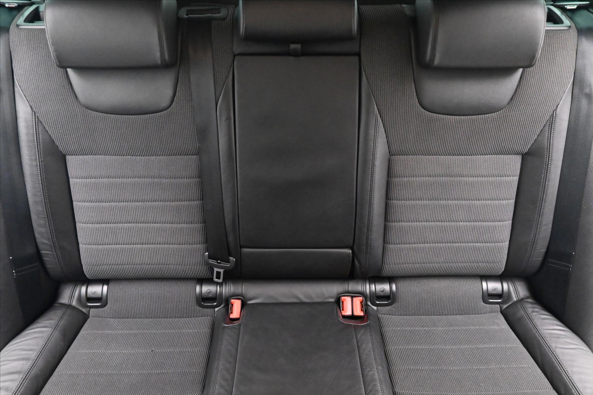 Hlavní fotografie vozu Škoda Octavia 2,0 TDI 110 kW Elegance (27)