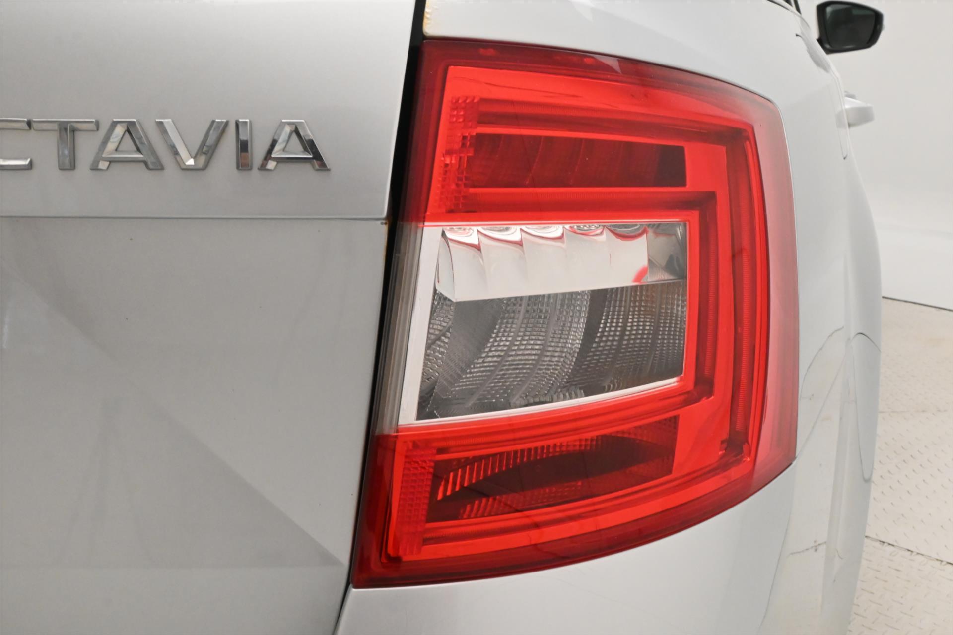Hlavní fotografie vozu Škoda Octavia 2,0 TDI 110 kW Elegance (30)