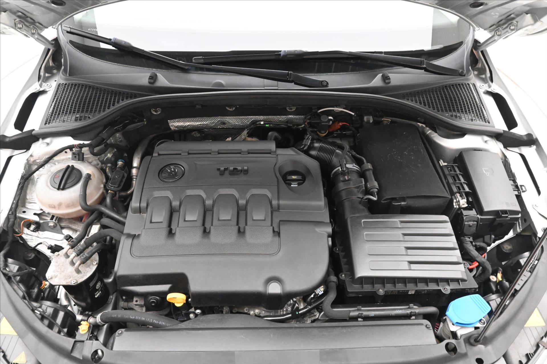 Hlavní fotografie vozu Škoda Octavia 2,0 TDI 110 kW Elegance (9)