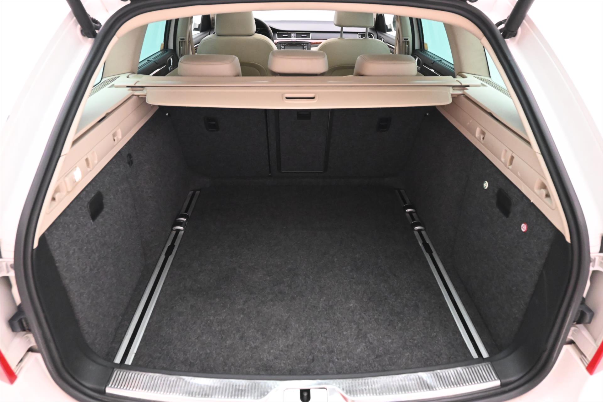 Hlavní fotografie vozu Škoda Superb 2,0 TDI 103KW DSG 4X4 ELEGANCE (10)