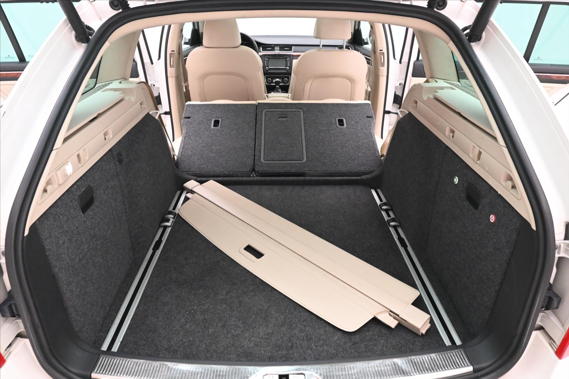 Hlavní fotografie vozu Škoda Superb 2,0 TDI 103KW DSG 4X4 ELEGANCE (11)