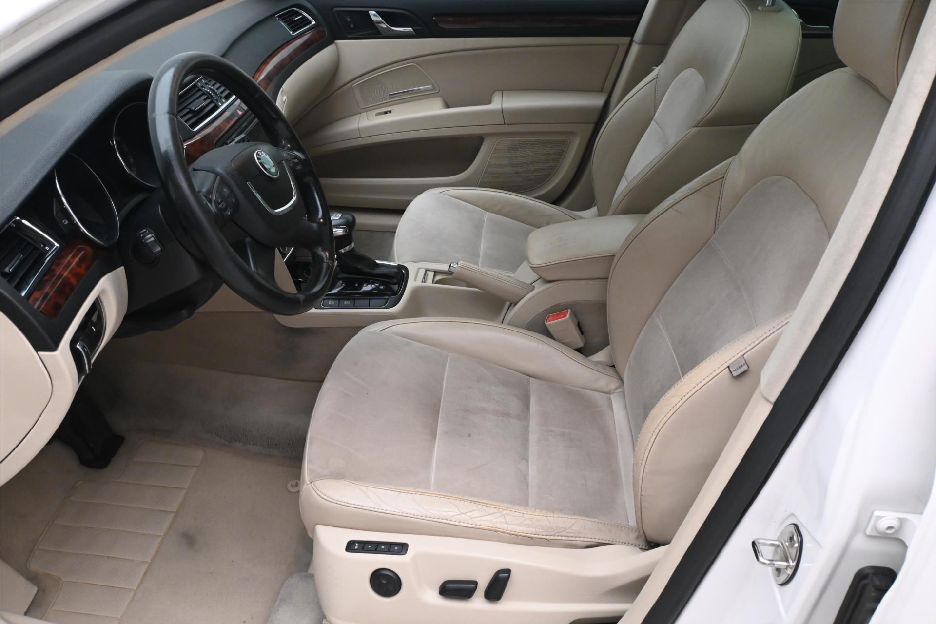 Hlavní fotografie vozu Škoda Superb 2,0 TDI 103KW DSG 4X4 ELEGANCE (13)