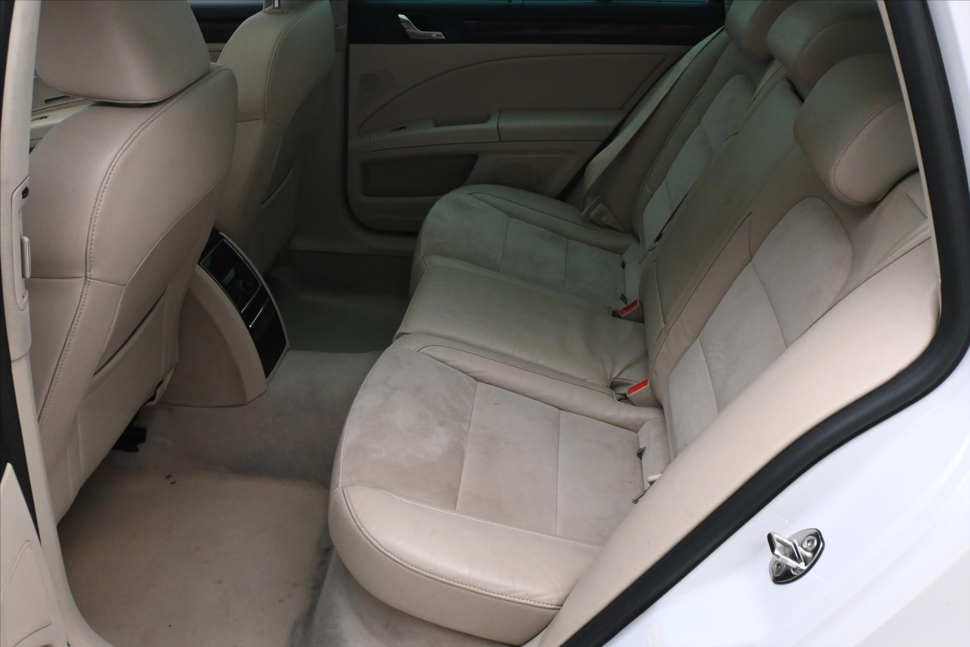 Hlavní fotografie vozu Škoda Superb 2,0 TDI 103KW DSG 4X4 ELEGANCE (14)