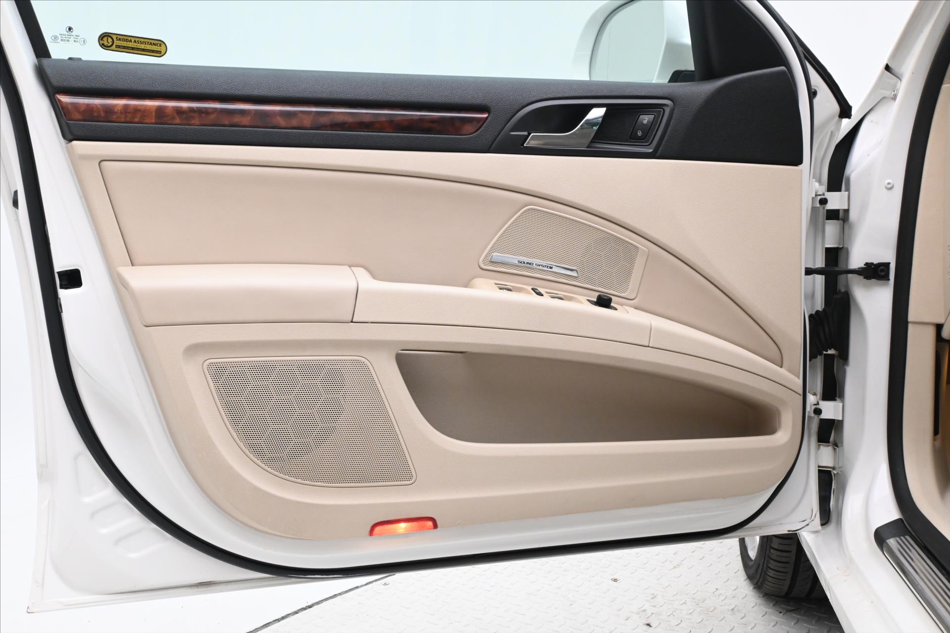 Hlavní fotografie vozu Škoda Superb 2,0 TDI 103KW DSG 4X4 ELEGANCE (22)