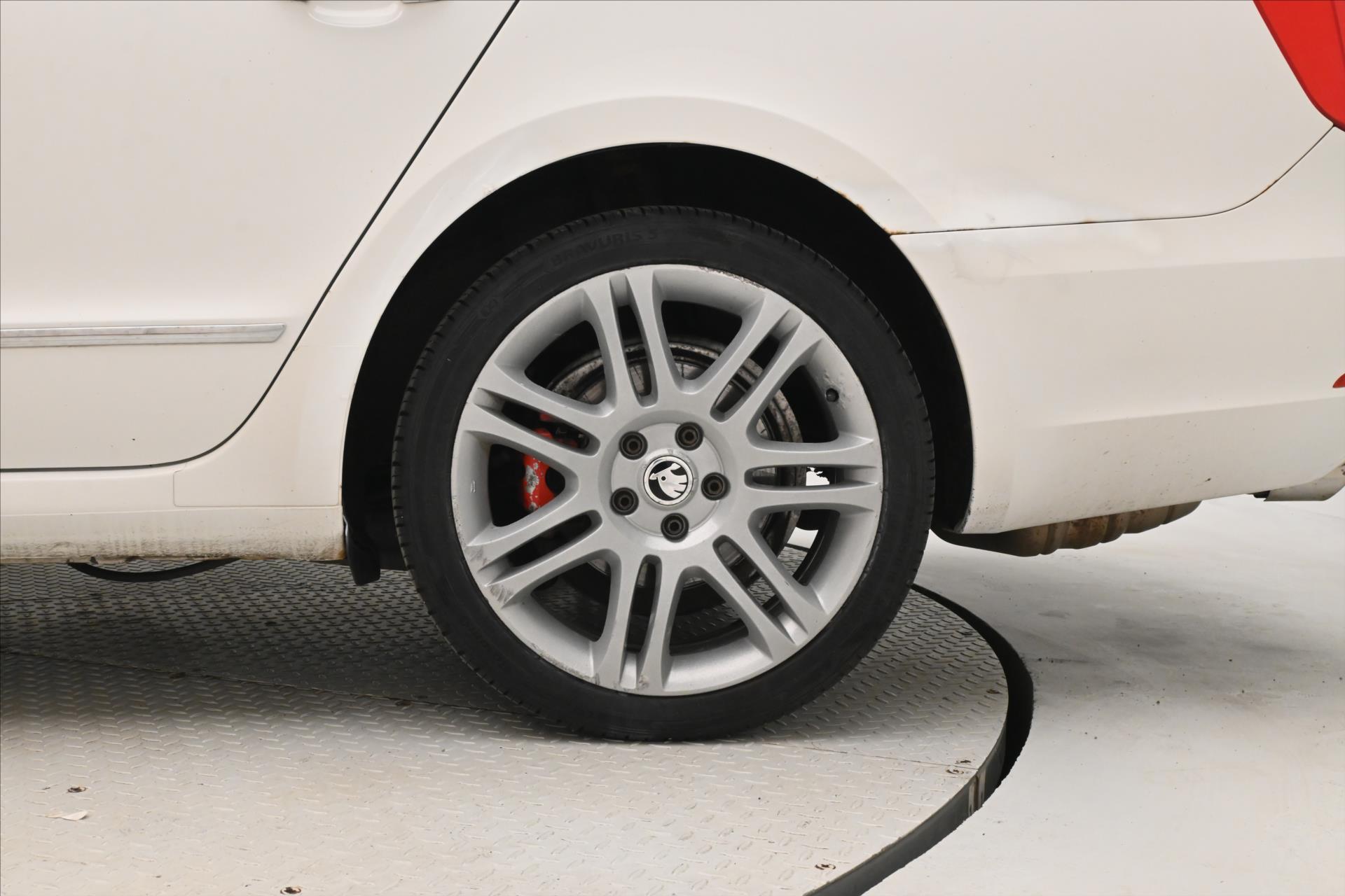 Hlavní fotografie vozu Škoda Superb 2,0 TDI 103KW DSG 4X4 ELEGANCE (29)