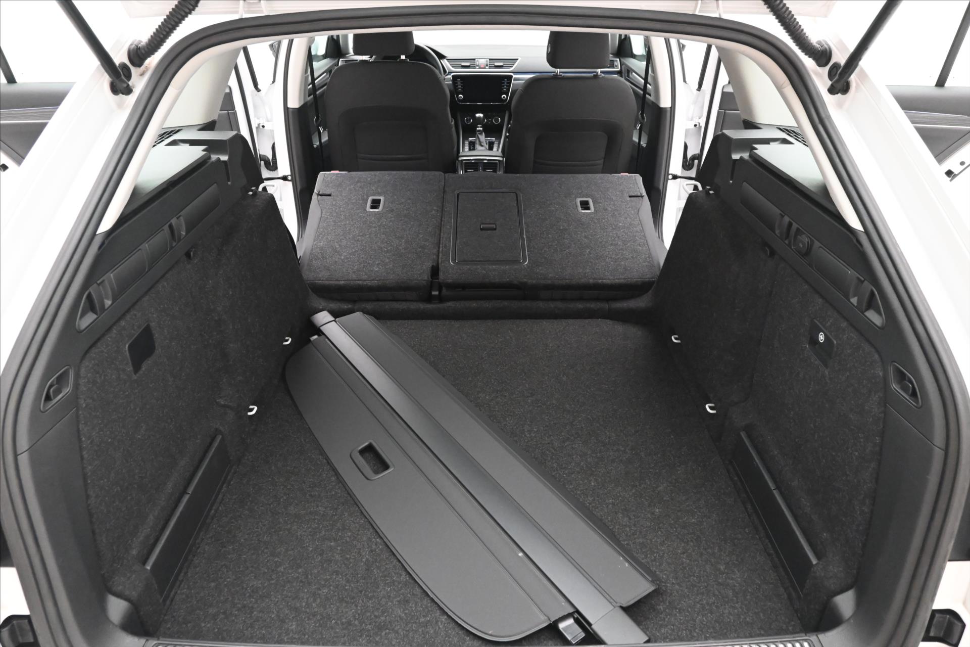 Main photo of the car Skoda Superb 2.0 TDI 110 kW DSG Style Warranty up to 5 years (11)