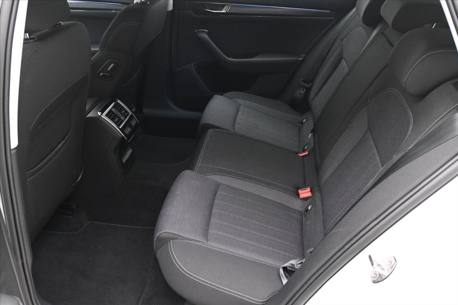 Main photo of the car Skoda Superb 2.0 TDI 110 kW DSG Style Warranty up to 5 years (14)