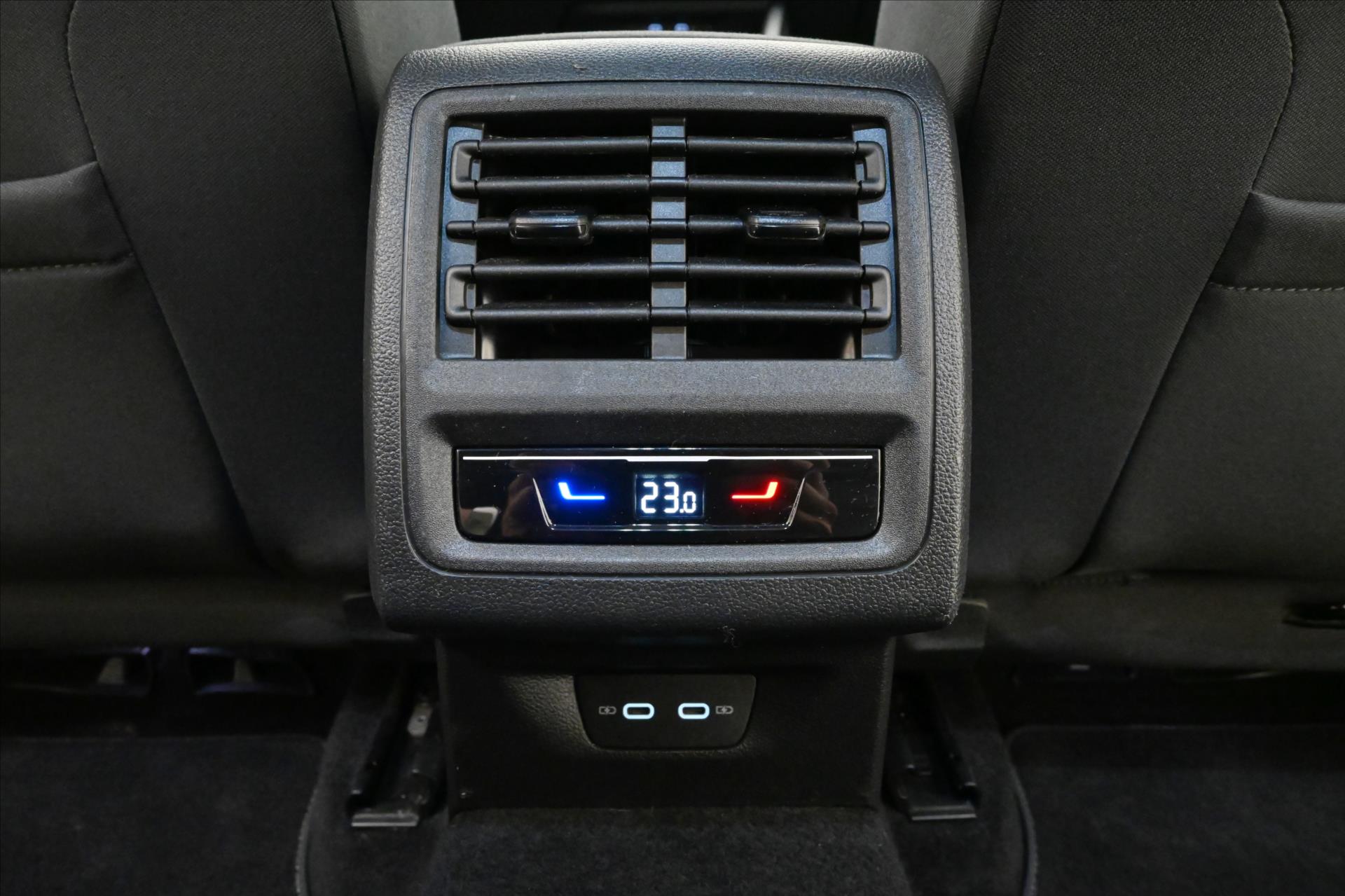 Hlavní fotografie vozu Volkswagen Golf 2,0 TDI 110 kW DSG Style Záruka až 5 let (21)