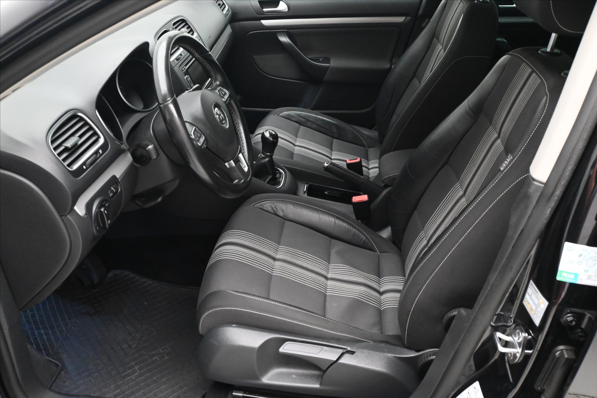 Hlavní fotografie vozu Volkswagen Golf 1,6 TDI 77 kW MATCH Navigace (13)