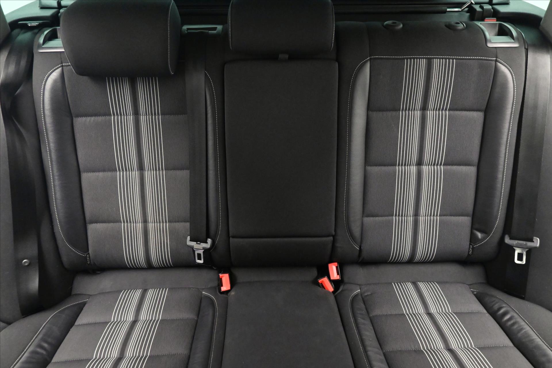 Hlavní fotografie vozu Volkswagen Golf 1,6 TDI 77 kW MATCH Navigace (25)