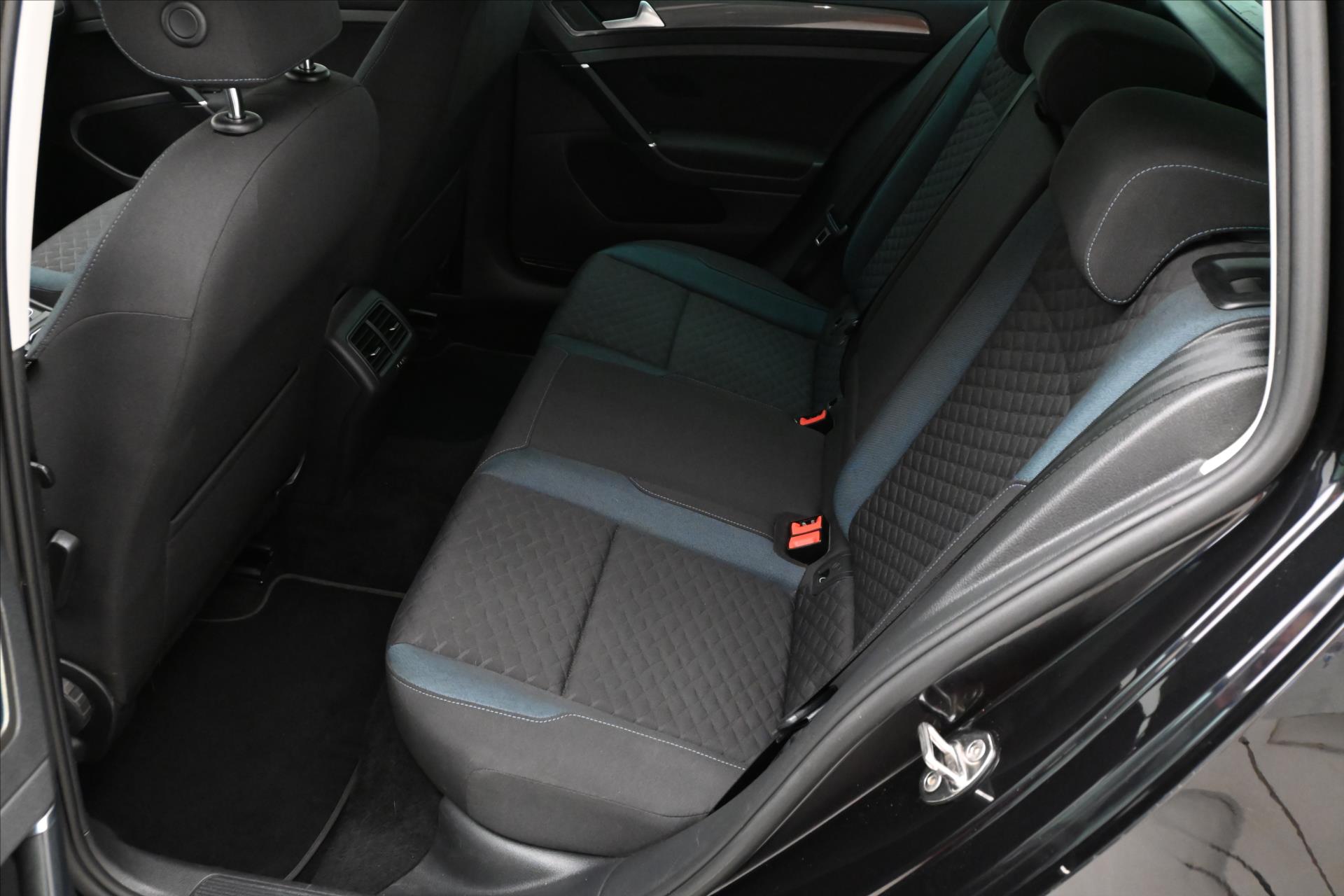 Hlavní fotografie vozu Volkswagen Golf 1,5 TSI 96kW BLUEMOTION Záruka až 5 let (14)