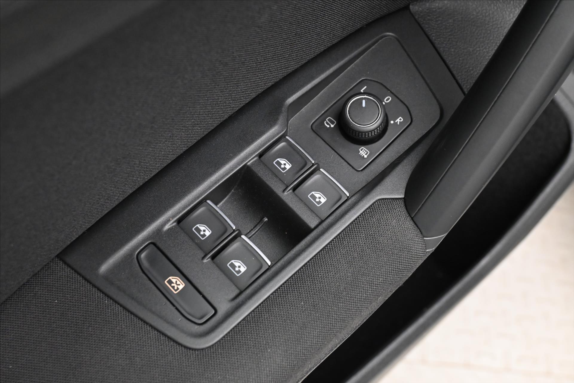 Main photo of the car Volkswagen Tiguan 2.0 TDI 110 kW DSG Life Warranty up to 5 years (26)