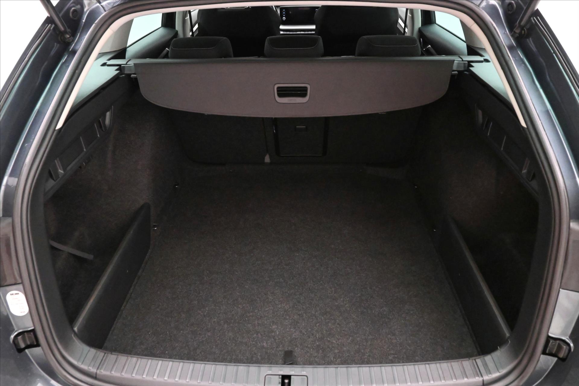 Hlavní fotografie vozu Škoda Octavia 1,5 TSI 110kW Ambition Manuál Záruka až 5 let (10)