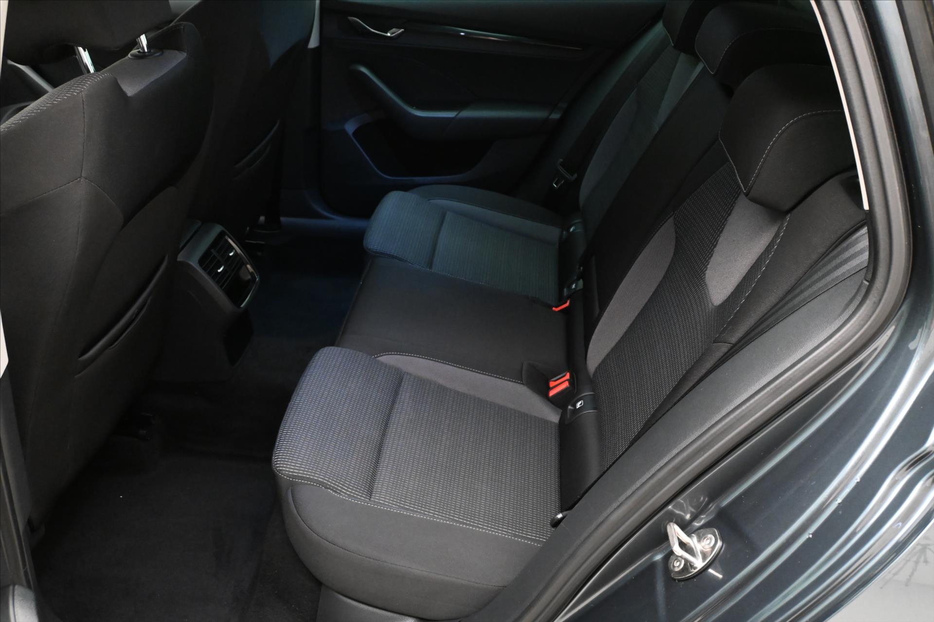 Hlavní fotografie vozu Škoda Octavia 1,5 TSI 110kW Ambition Manuál Záruka až 5 let (14)