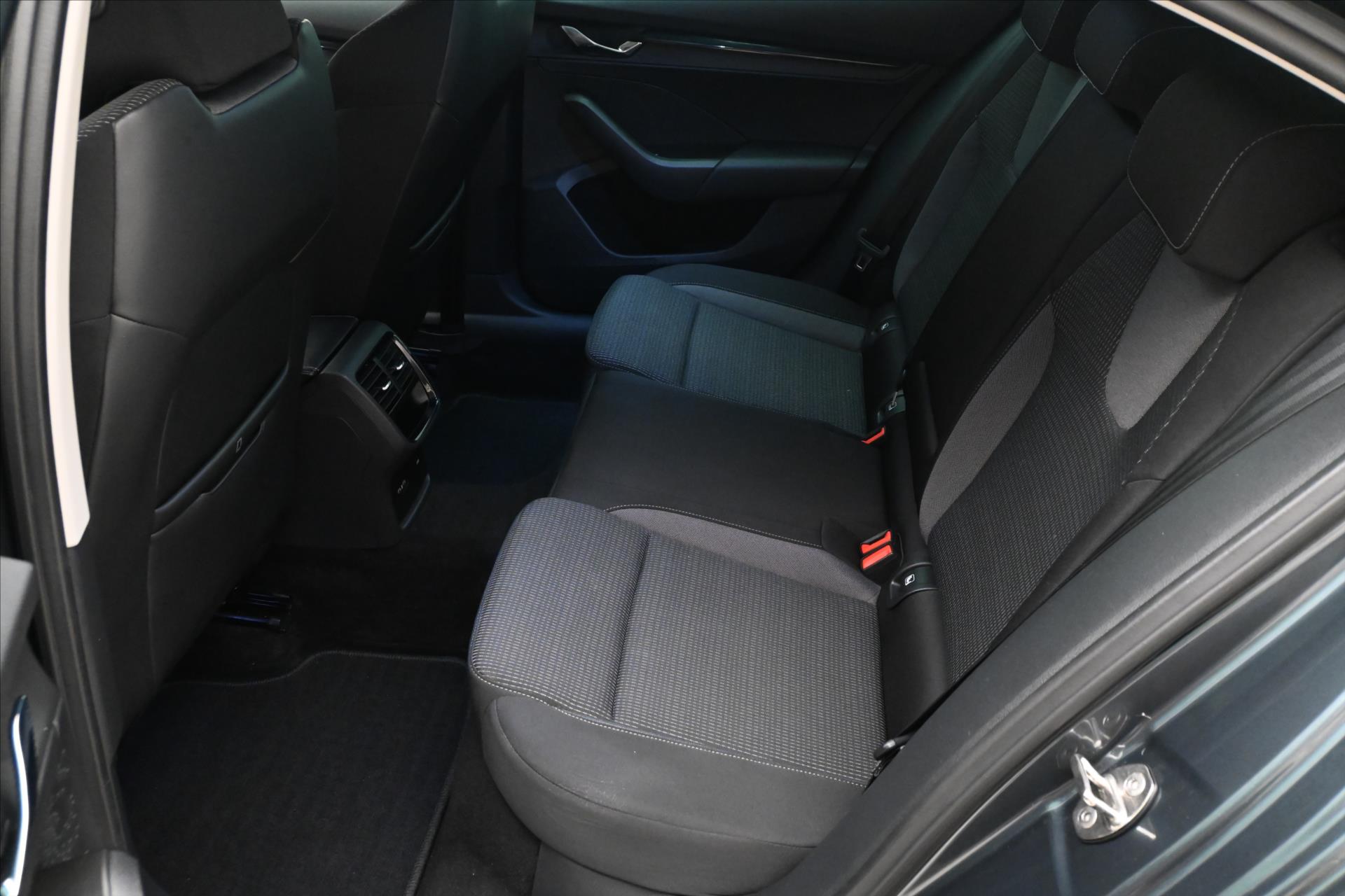 Hlavní fotografie vozu Škoda Octavia 1,5 TSI 110kW Ambition Záruka až 5 let (14)