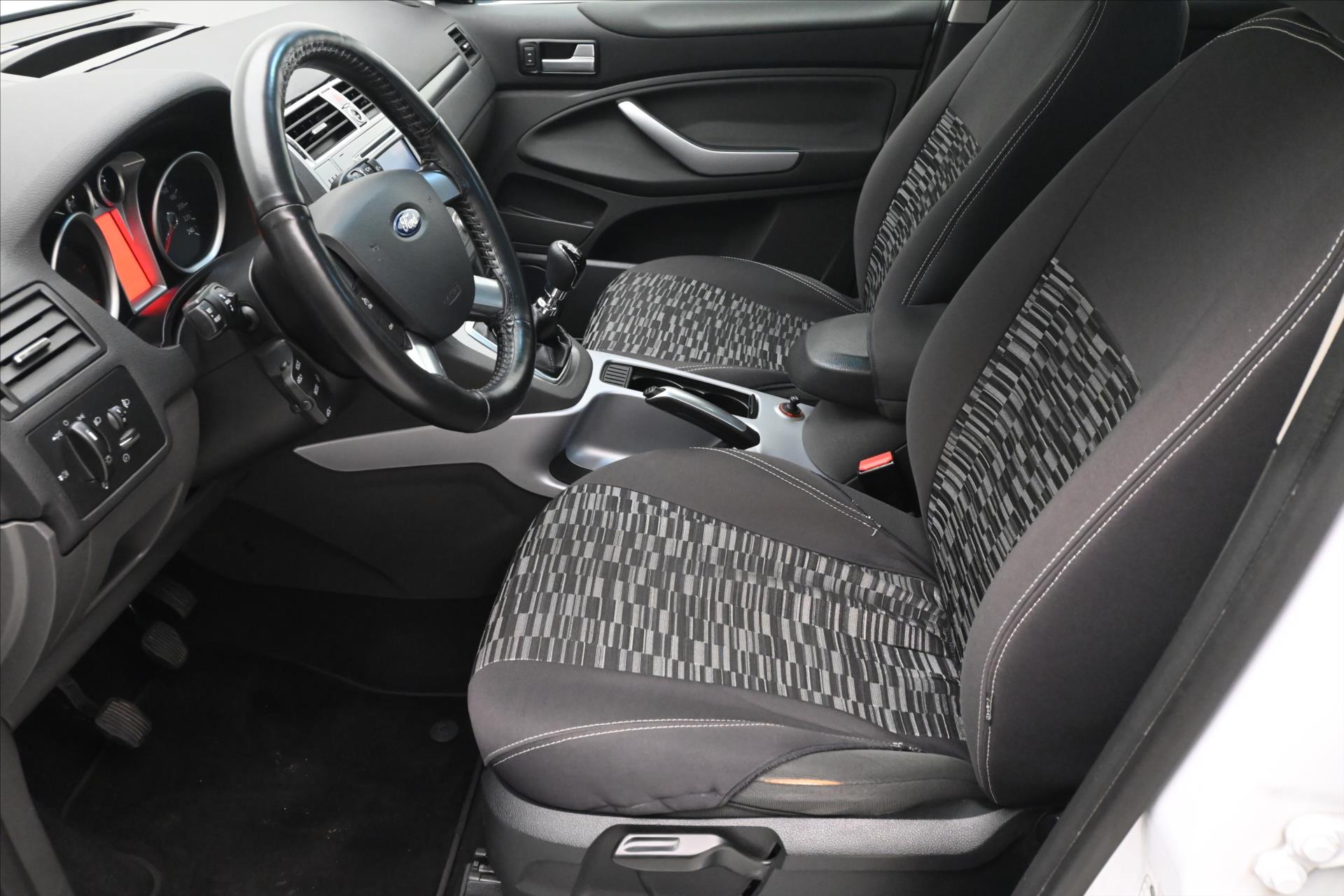 Hlavní fotografie vozu Ford Kuga 2,0 TDCI 103 kW Tažné (13)