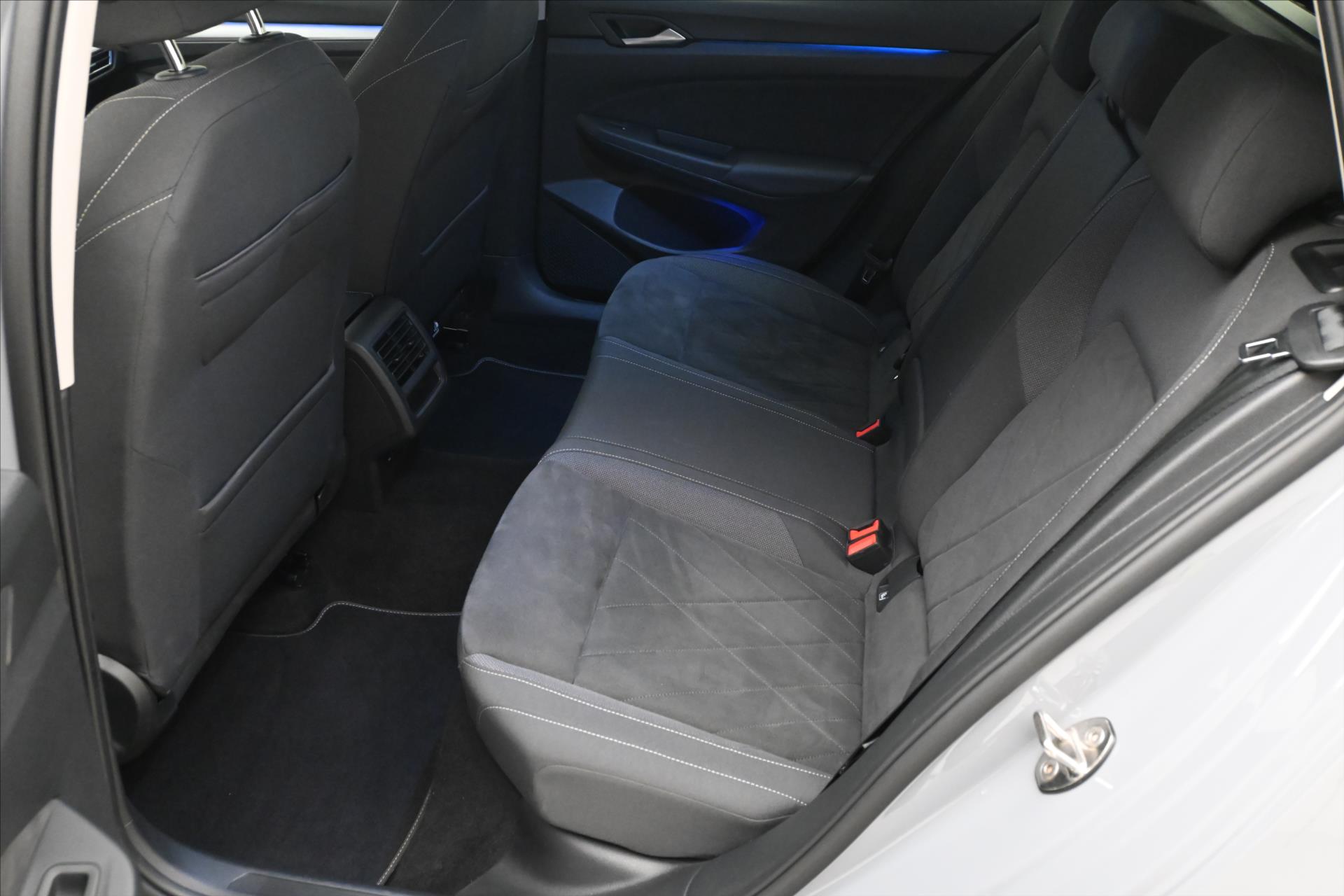 Hlavní fotografie vozu Volkswagen Golf 1,5 eTSI 96kW DSG Life Business Záruka až 5 let (14)