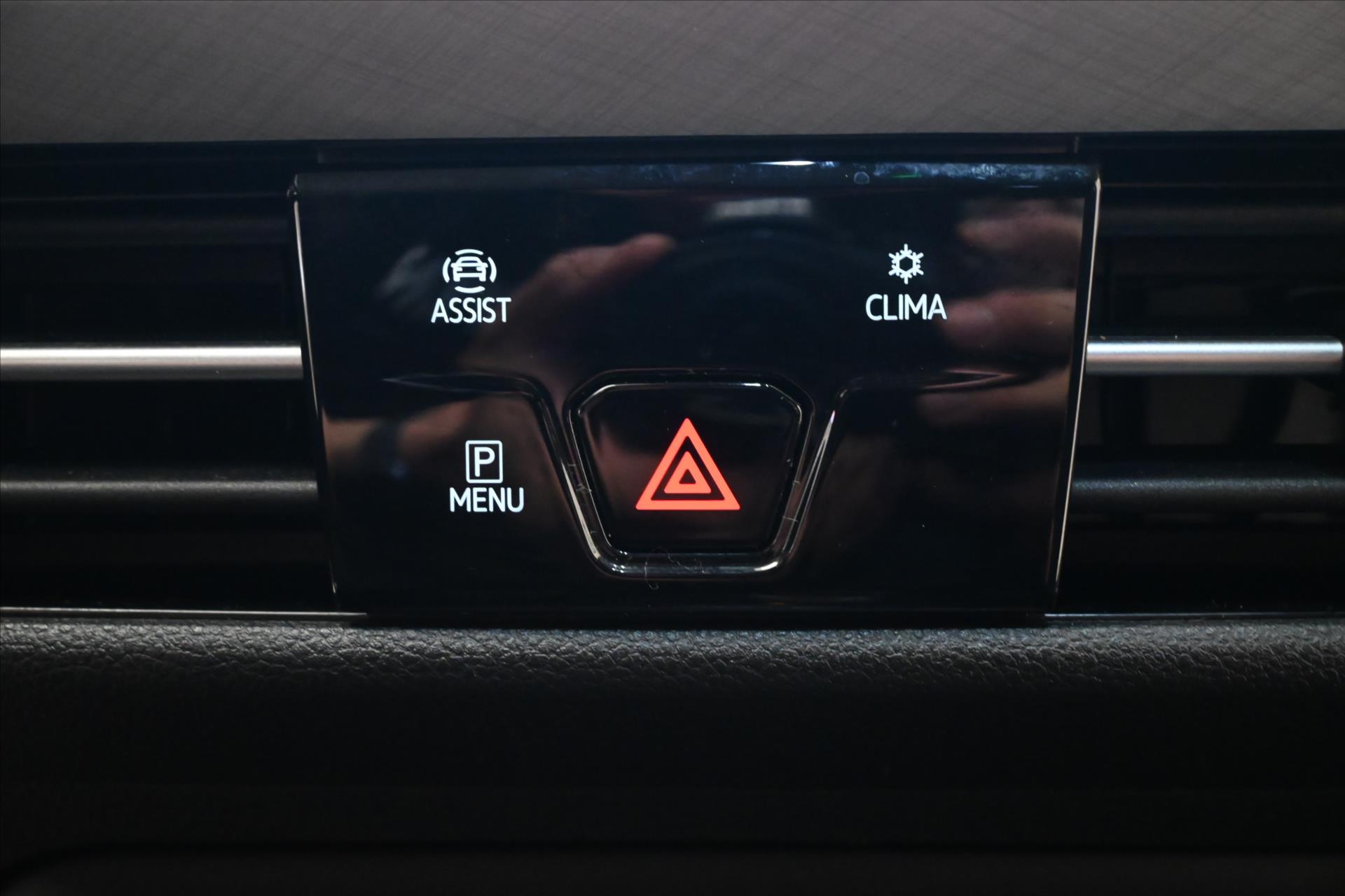 Hlavní fotografie vozu Volkswagen Golf 1,5 eTSI 96kW DSG Life Business Záruka až 5 let (21)