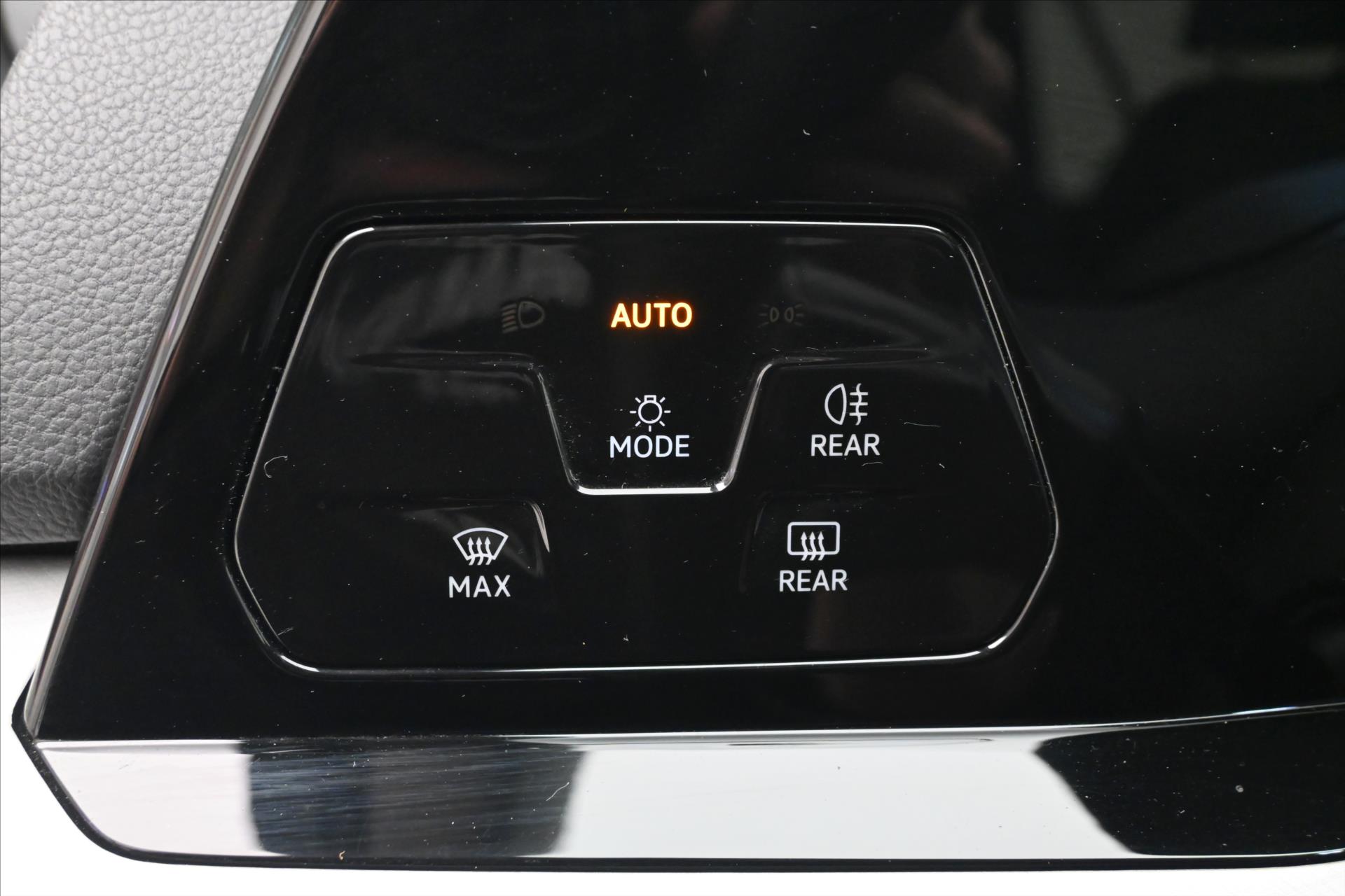 Hlavní fotografie vozu Volkswagen Golf 1,5 eTSI 96kW DSG Life Business Záruka až 5 let (26)