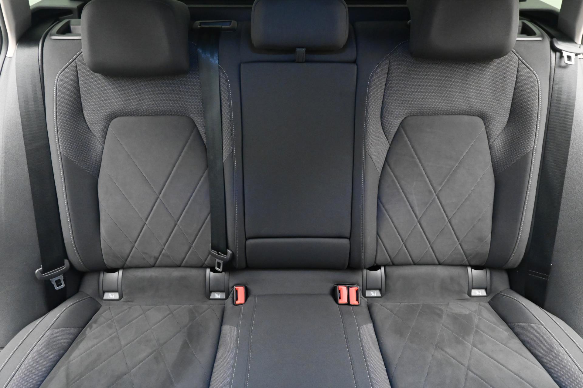 Hlavní fotografie vozu Volkswagen Golf 1,5 eTSI 96kW DSG Life Business Záruka až 5 let (27)