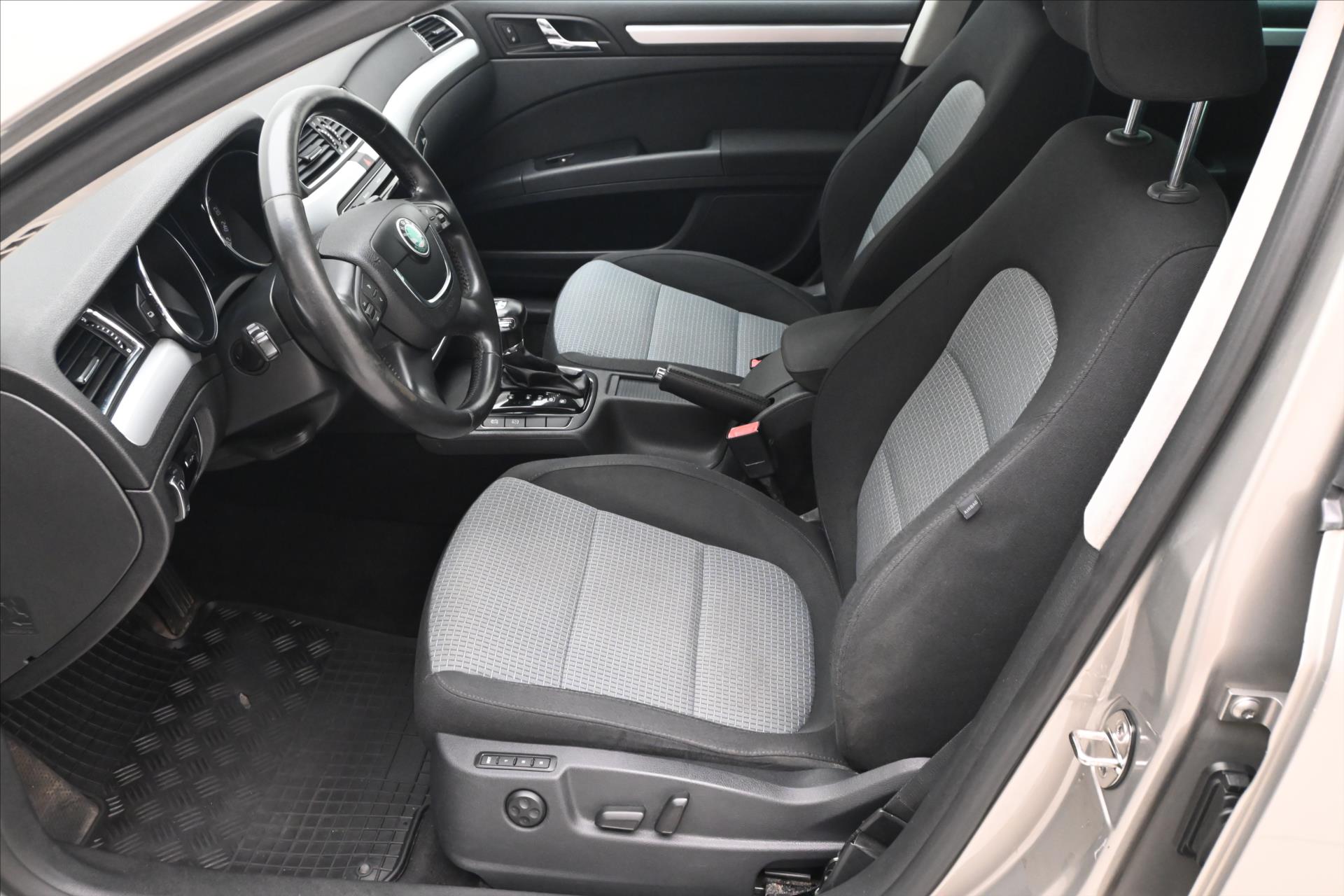 Hlavní fotografie vozu Škoda Superb 2,0 TDI 103 kW DSG Ambition (13)