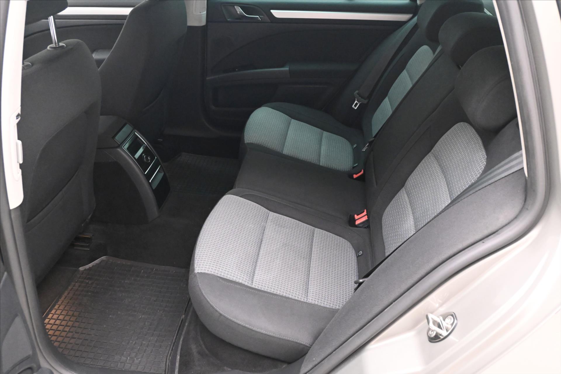 Hlavní fotografie vozu Škoda Superb 2,0 TDI 103 kW DSG Ambition (14)